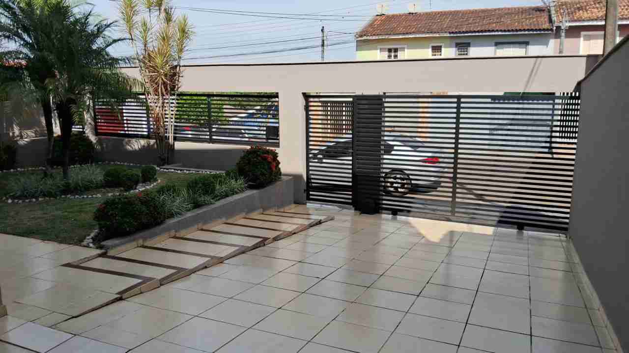 Casa à venda, Jd Kobayashi, 280m² privados, com piscina, 3 quartos sendo 1 suíte, 3 vagas - Califórnia, Londrina, PR
