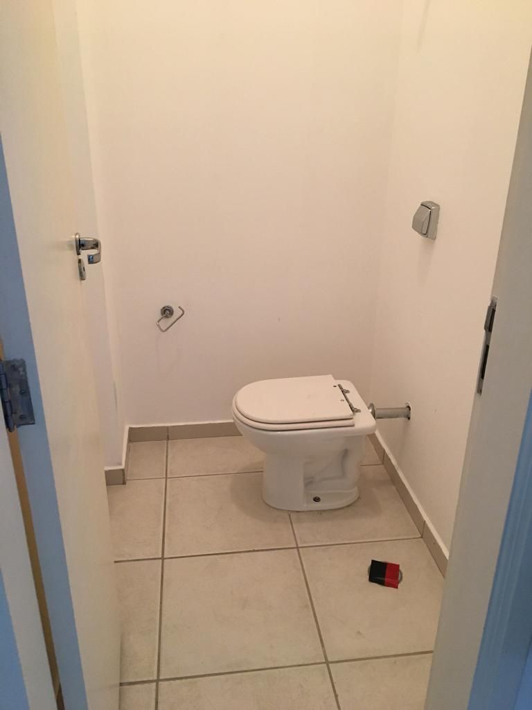 Barracão para locação, Av. Maringá, 814m² úteis, 14 garagens, frente vidro, Londrina-PR