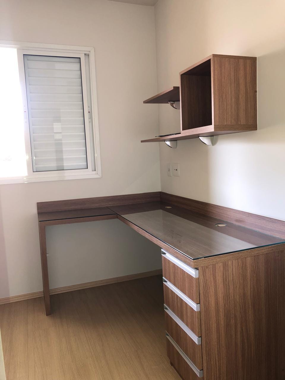Apartamento à venda, Edifício Mirante do Lago, 76m² úteis, 3 quartos sendo 1 suíte, sacada com churrasqueira - Gleba Fazenda Palhano, Londrina, P