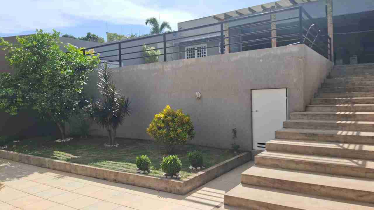 Casa à venda, Jd Kobayashi, 280m² privados, com piscina, 3 quartos sendo 1 suíte, 3 vagas - Califórnia, Londrina, PR