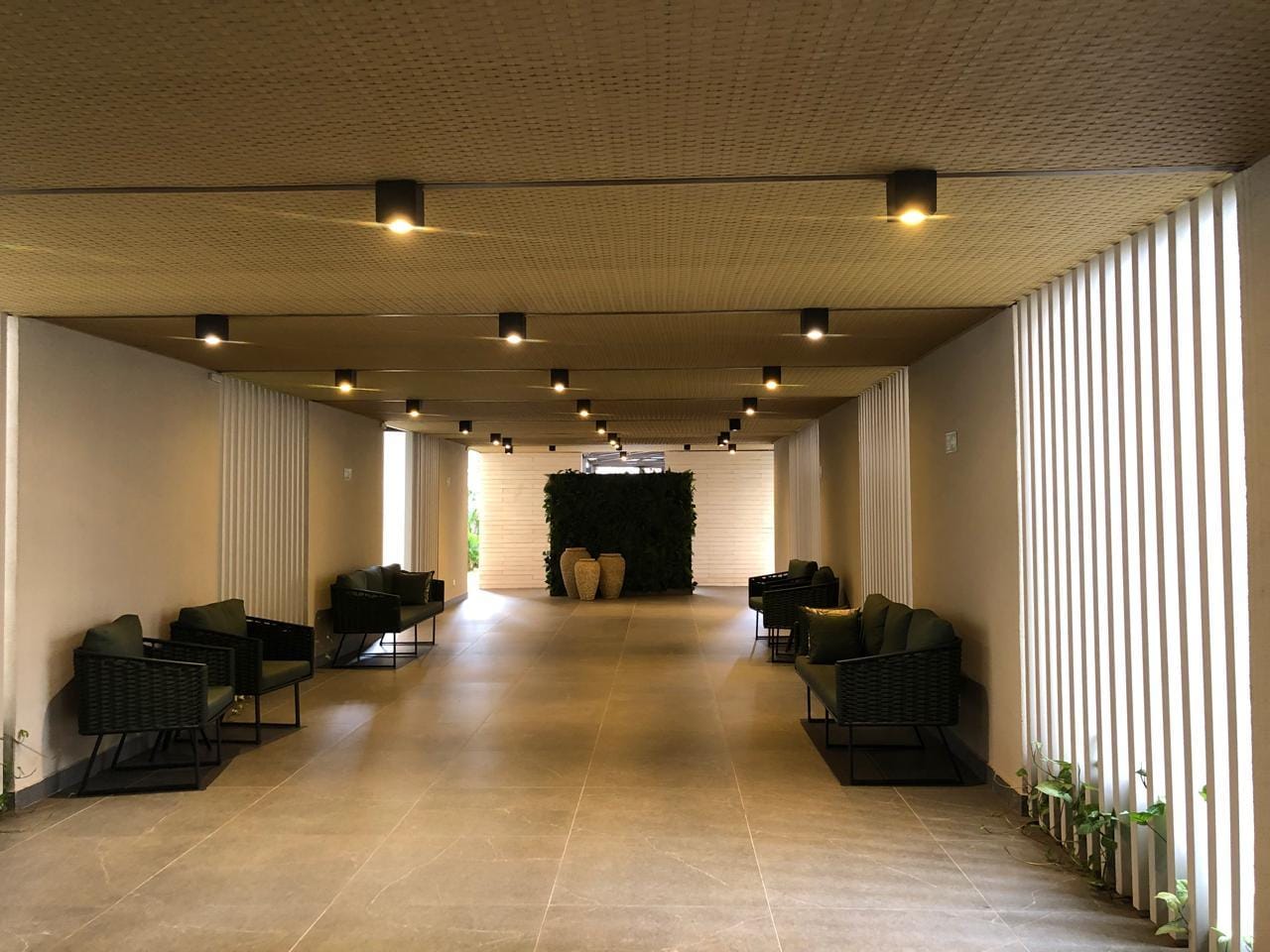 Apartamento à venda, Edifício Mirante do Lago, 76m² úteis, 3 quartos sendo 1 suíte, sacada com churrasqueira - Gleba Fazenda Palhano, Londrina, P