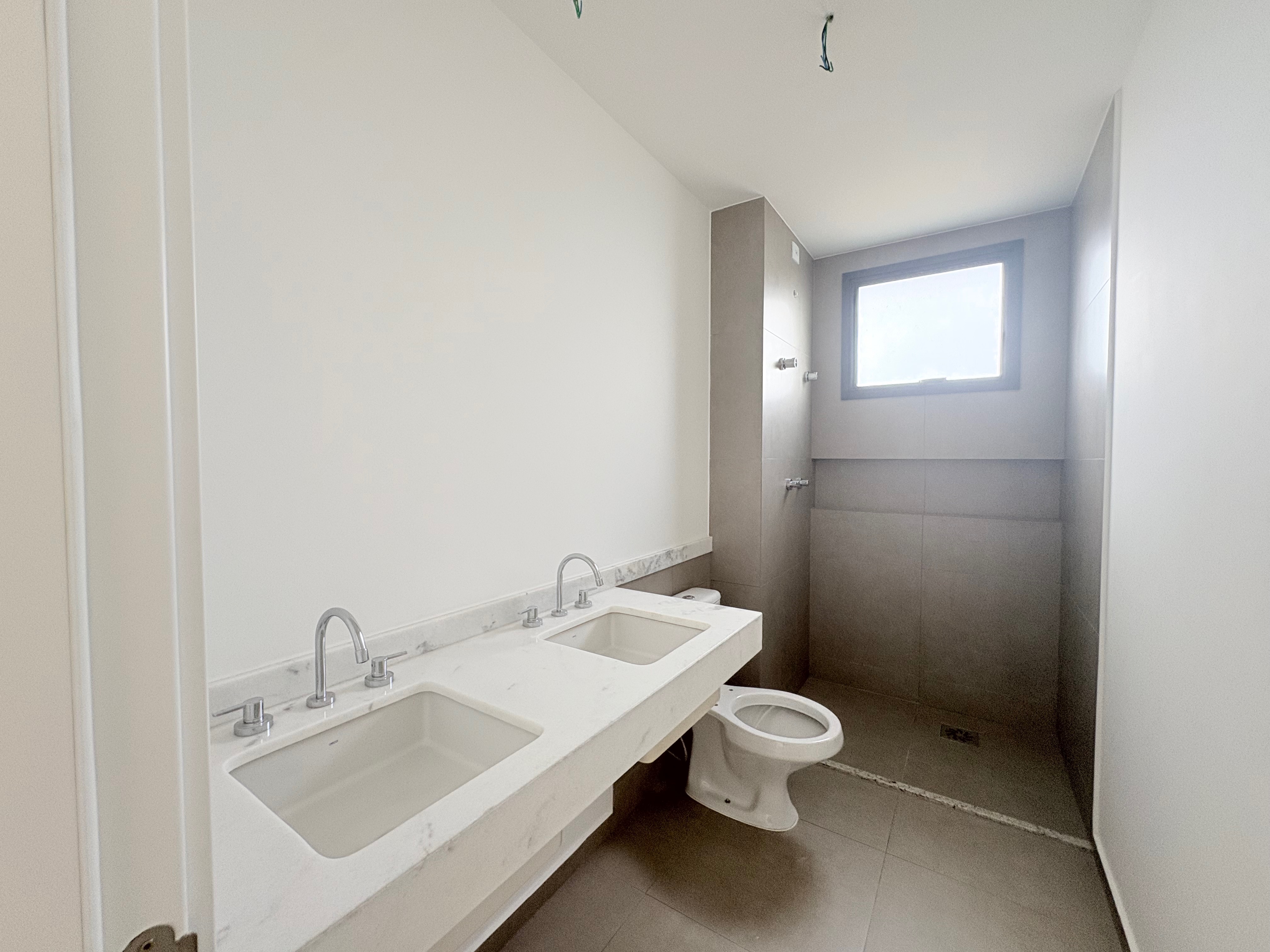 Apartamento à venda,  Edifício Tay, 98m² úteis, 2 suítes, 2 vagas -  Gleba  Palhano - Londrina Pr