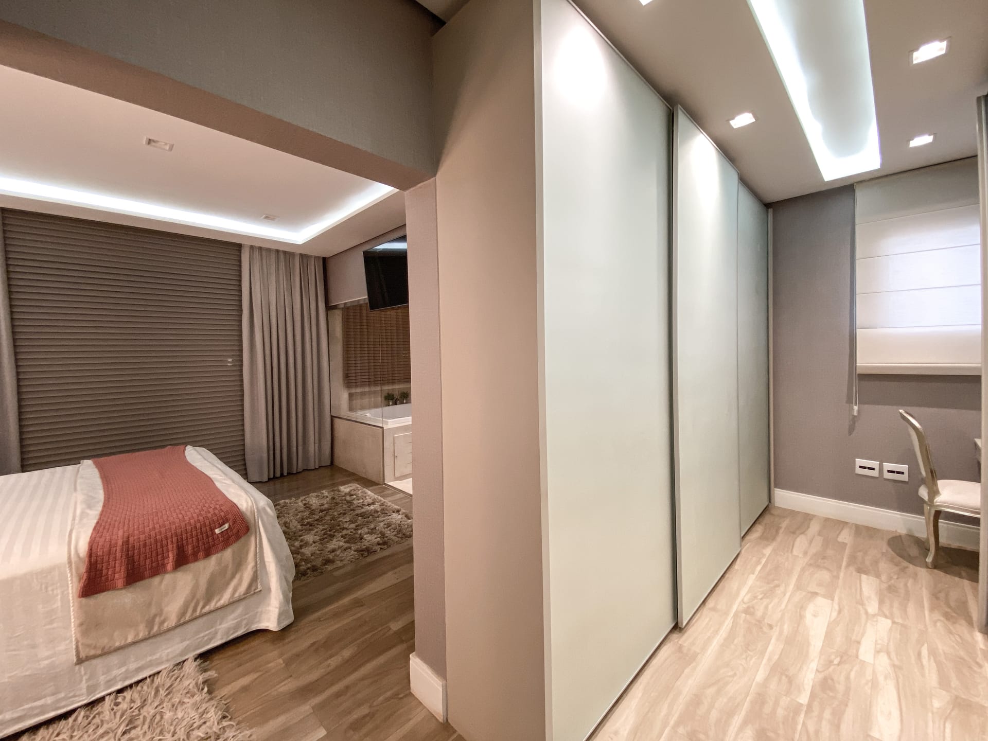 Casa venda e locação no Cond. Alphaville II, 300m² úteis, mobiliada, decorada com 4 quartos sendo 2 suítes e 2 demi-suites, piscina, hidromassage