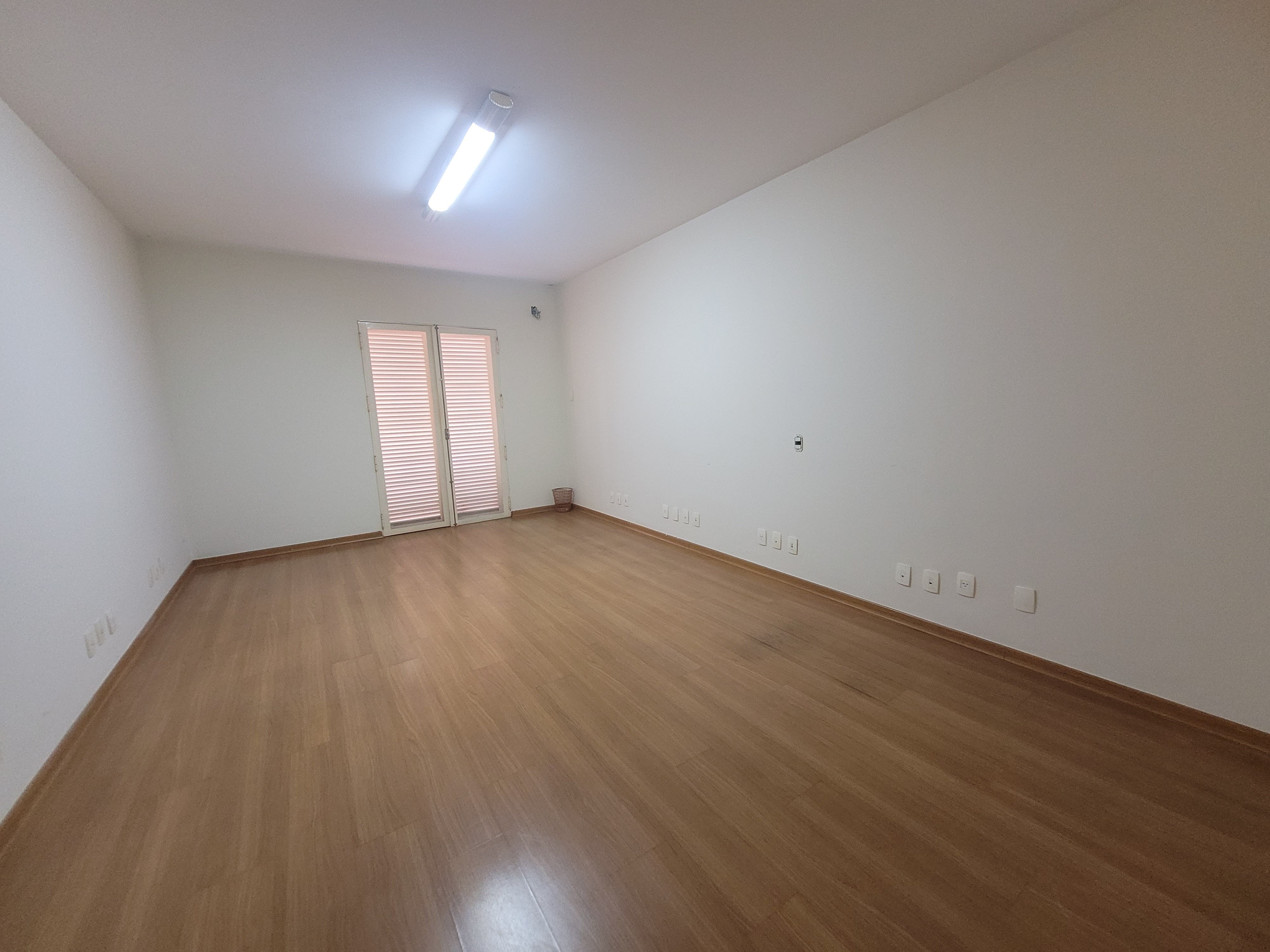 Sobrado à venda, 438m², 5 quartos sendo 3 suítes, 4 banheiros, 4 vagas de garagem no centro de Londrina, PR