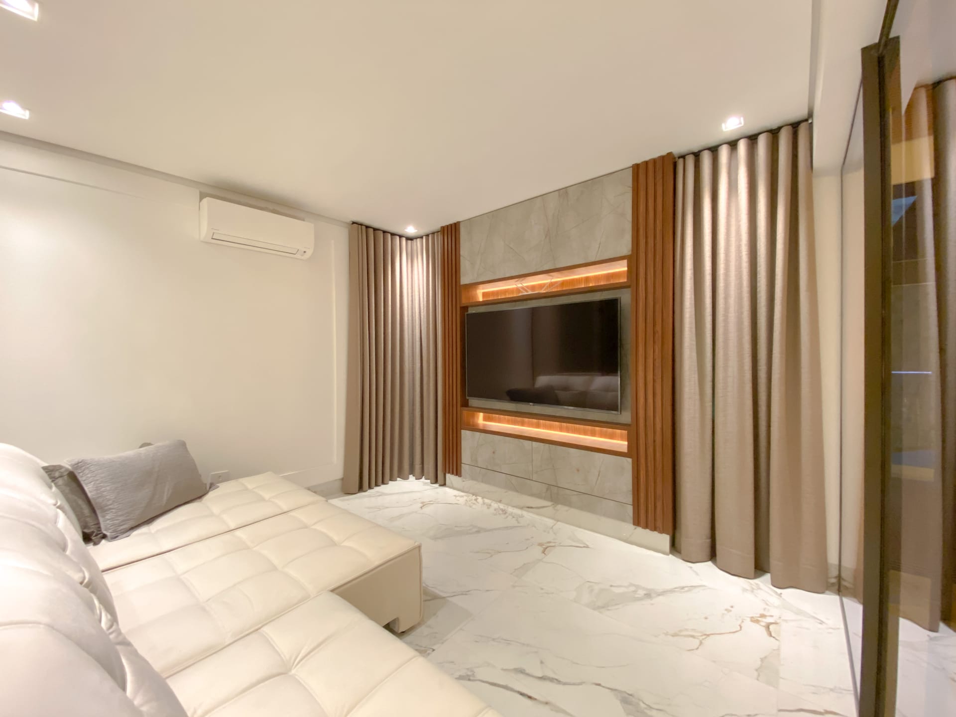 Sobrado à Venda, 302m² úteis,  3 suítes, decorado no Cond.Vivenda Vivendas do Arvoredo, Londrina, PR
