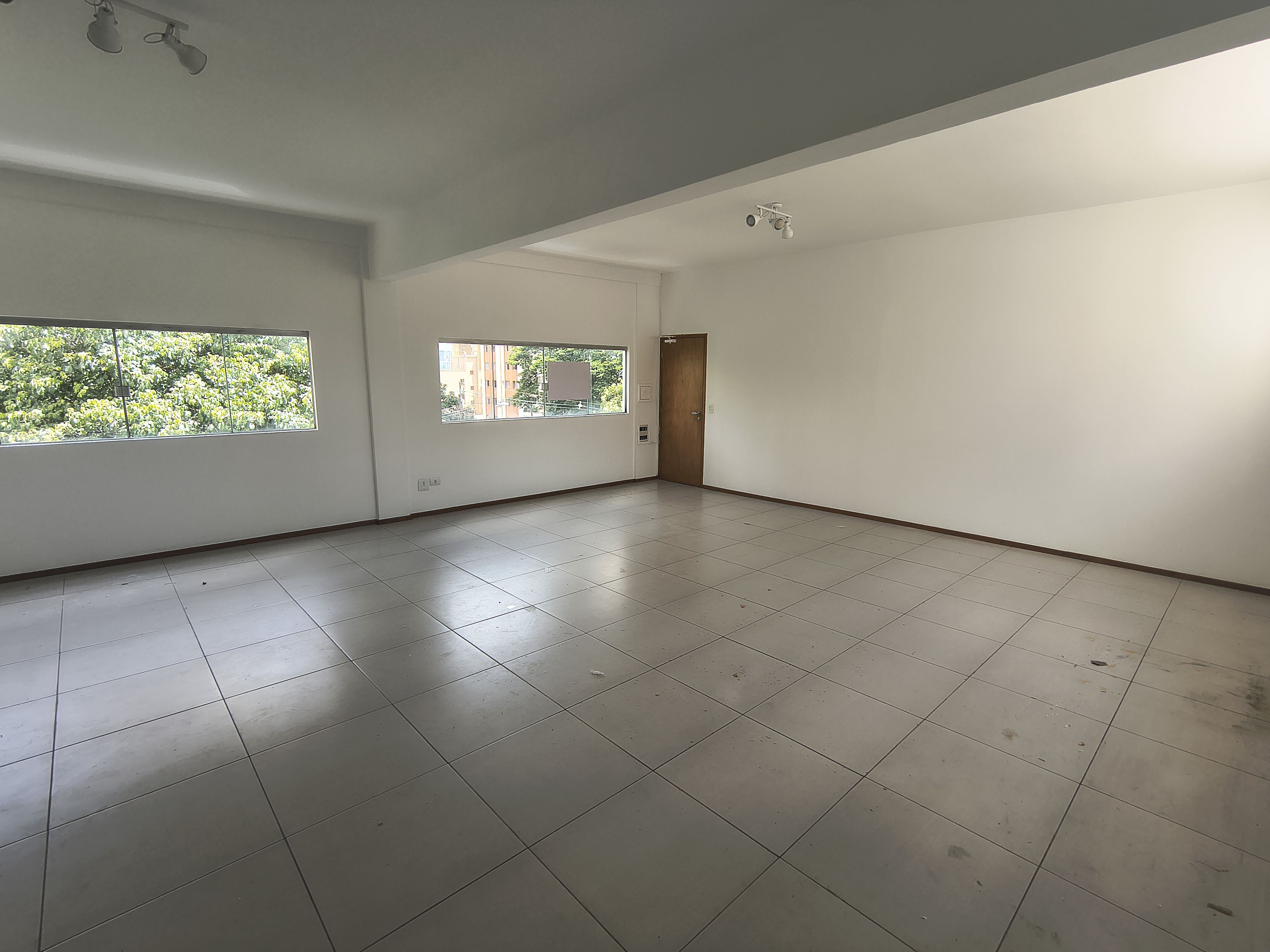 Sala para locação, Rua Pará, centro, 100M² úteis, 2 banheiros. Londrina-PR