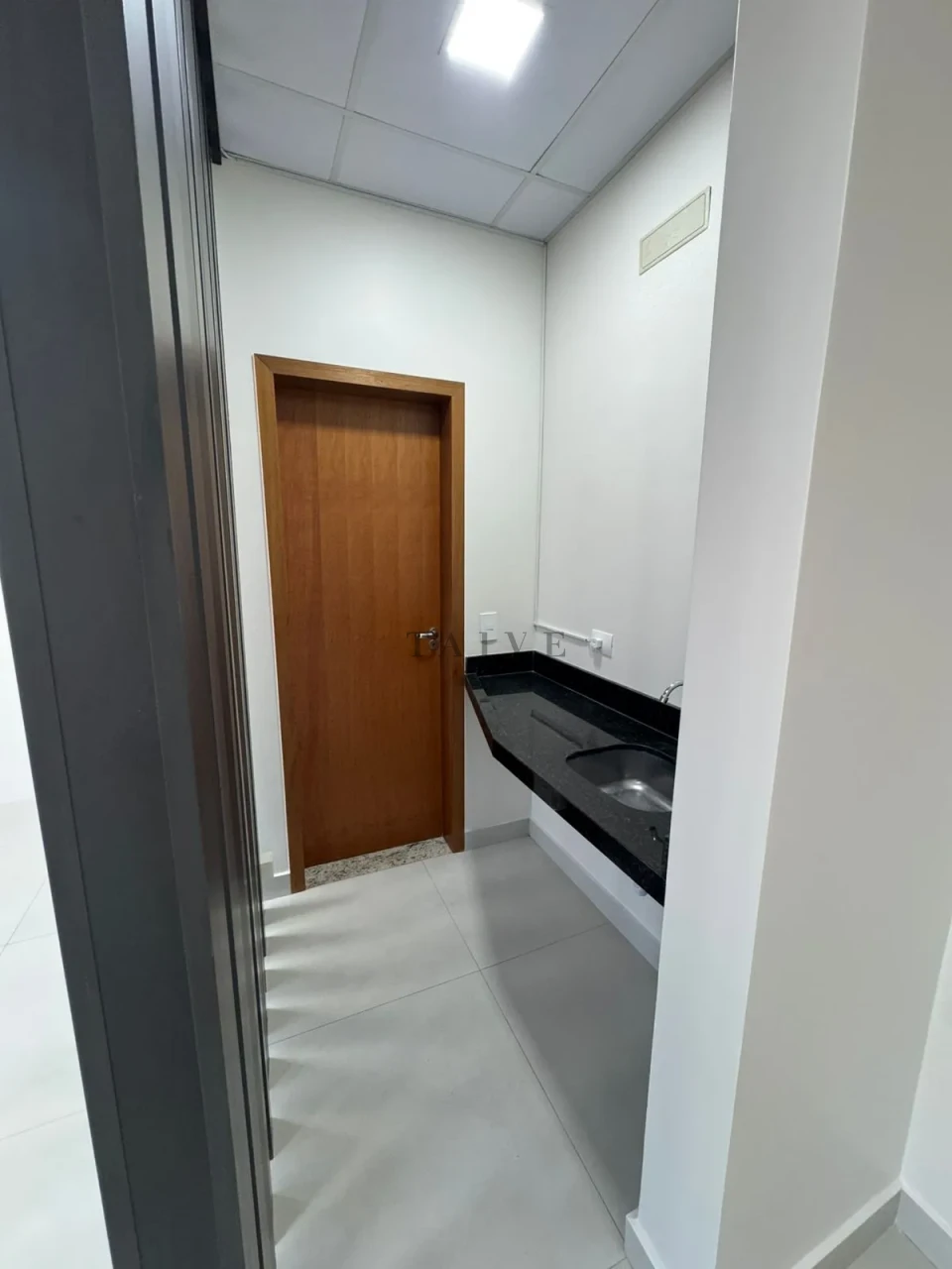 Aluga-se sala comercial próximo da UNIFIL e da Avenida JK, Londrina, PR - foto 4