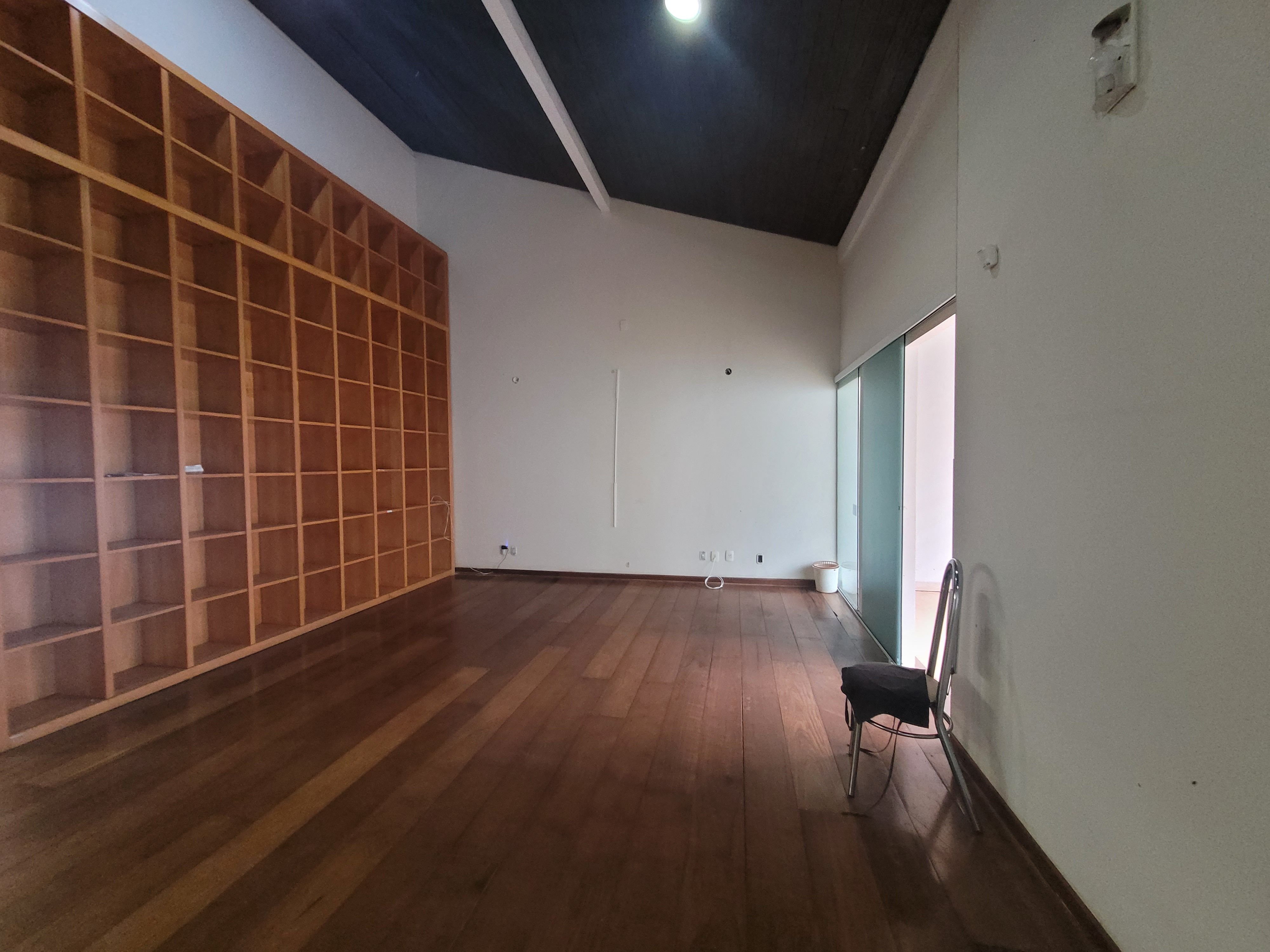 Sobrado à venda, 438m², 5 quartos sendo 3 suítes, 4 banheiros, 4 vagas de garagem no centro de Londrina, PR