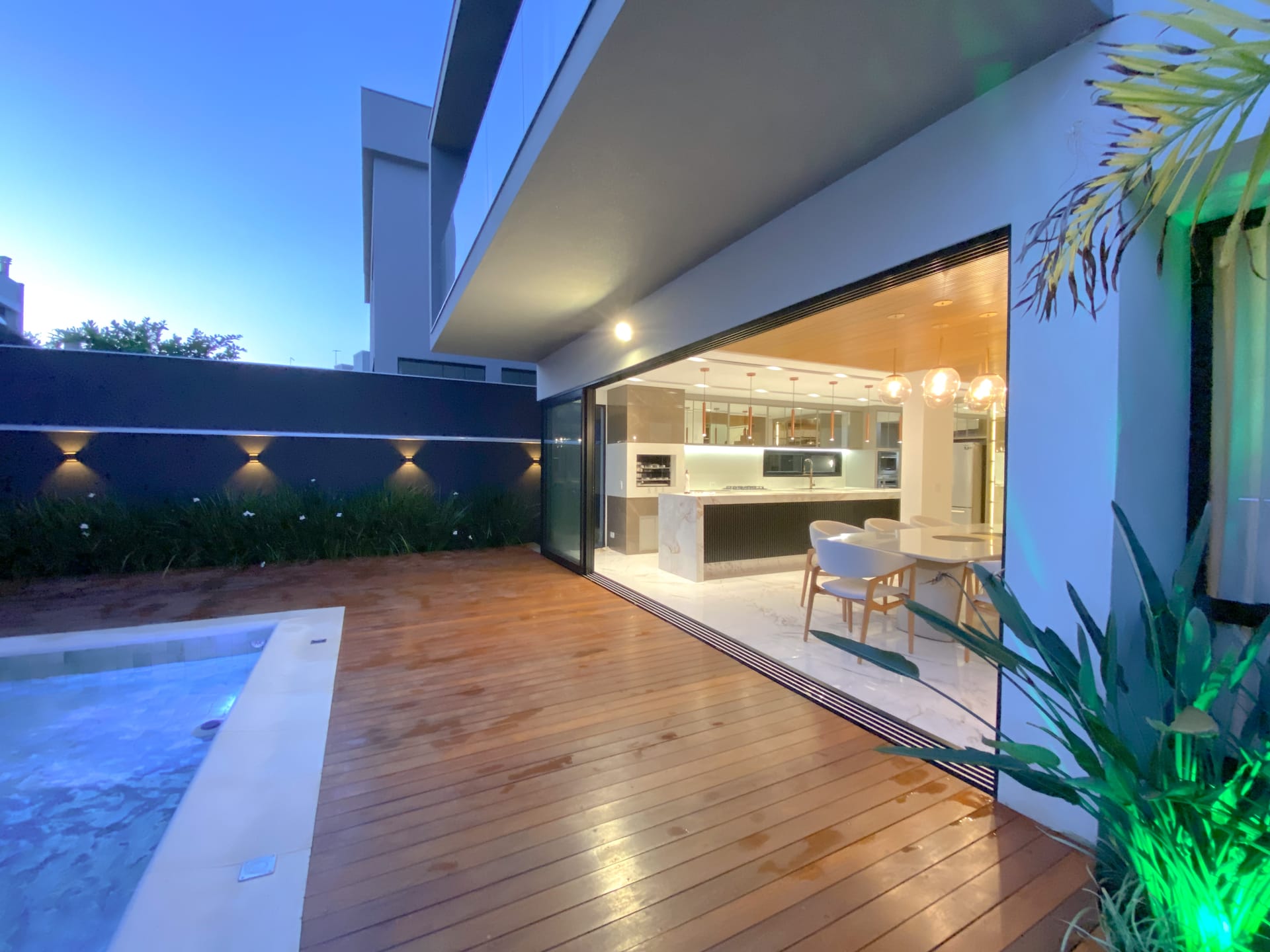 Sobrado à Venda, 302m² úteis,  3 suítes, decorado no Cond.Vivenda Vivendas do Arvoredo, Londrina, PR