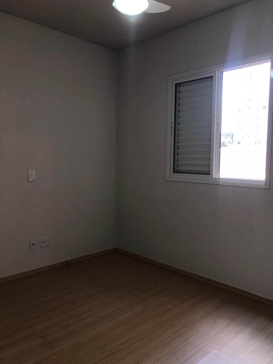 Apartamento à venda, Edifício Mirante do Lago, 76m² úteis, 3 quartos sendo 1 suíte, sacada com churrasqueira - Gleba Fazenda Palhano, Londrina, P