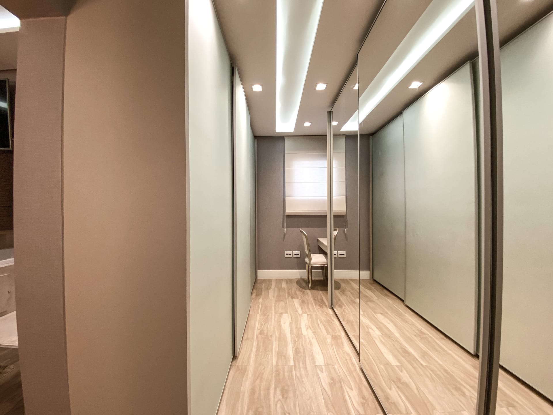 Casa venda e locação no Cond. Alphaville II, 300m² úteis, mobiliada, decorada com 4 quartos sendo 2 suítes e 2 demi-suites, piscina, hidromassage