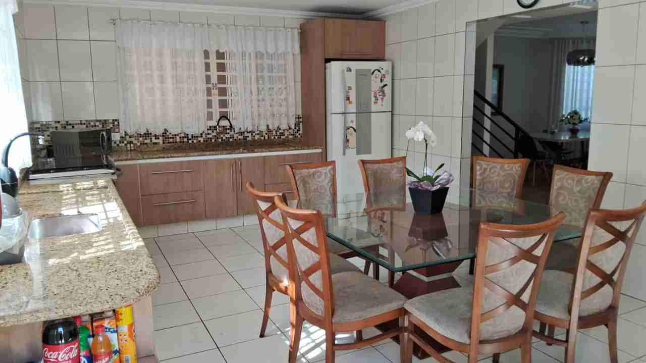 Casa à venda, Jd Kobayashi, 280m² privados, com piscina, 3 quartos sendo 1 suíte, 3 vagas - Califórnia, Londrina, PR