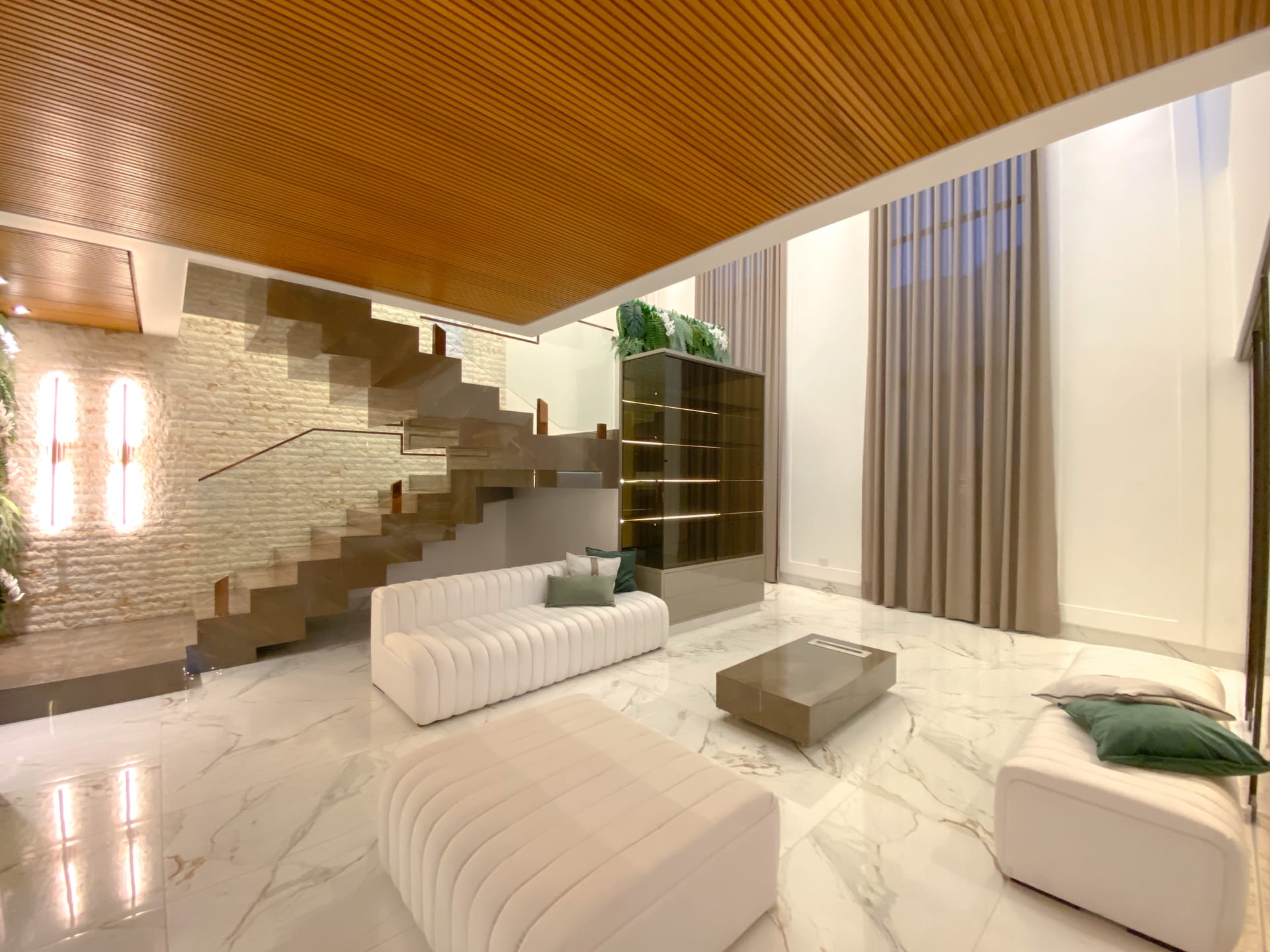 Sobrado à Venda, 302m² úteis,  3 suítes, decorado no Cond.Vivenda Vivendas do Arvoredo, Londrina, PR