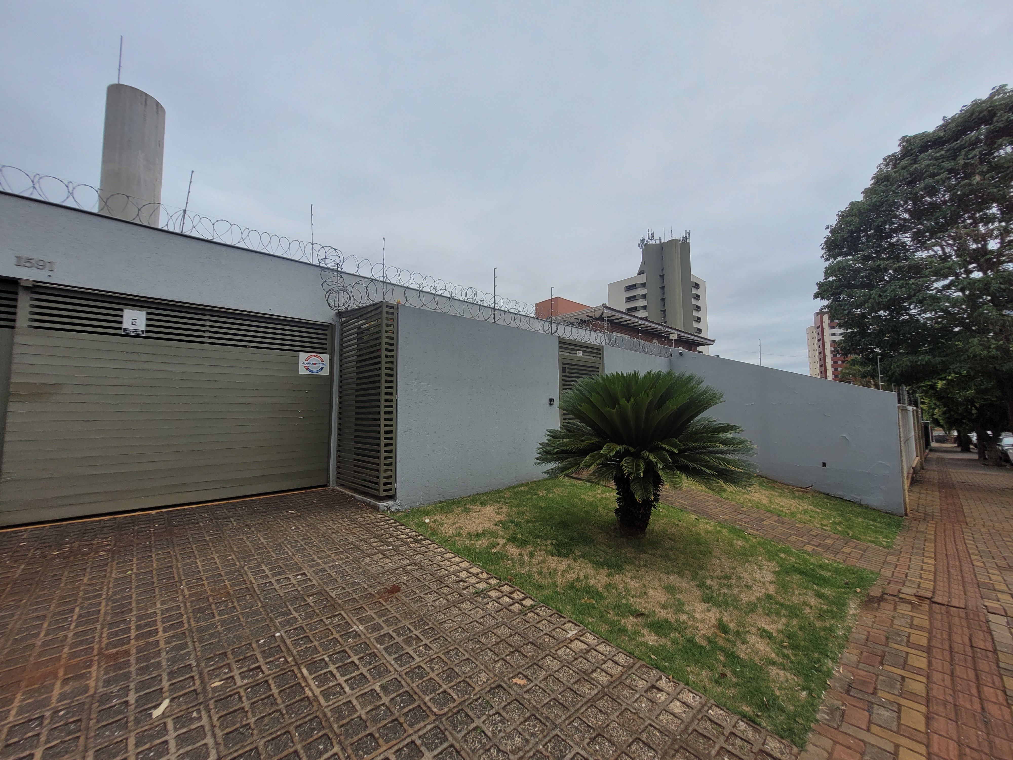 Sobrado à venda, 438m², 5 quartos sendo 3 suítes, 4 banheiros, 4 vagas de garagem no centro de Londrina, PR