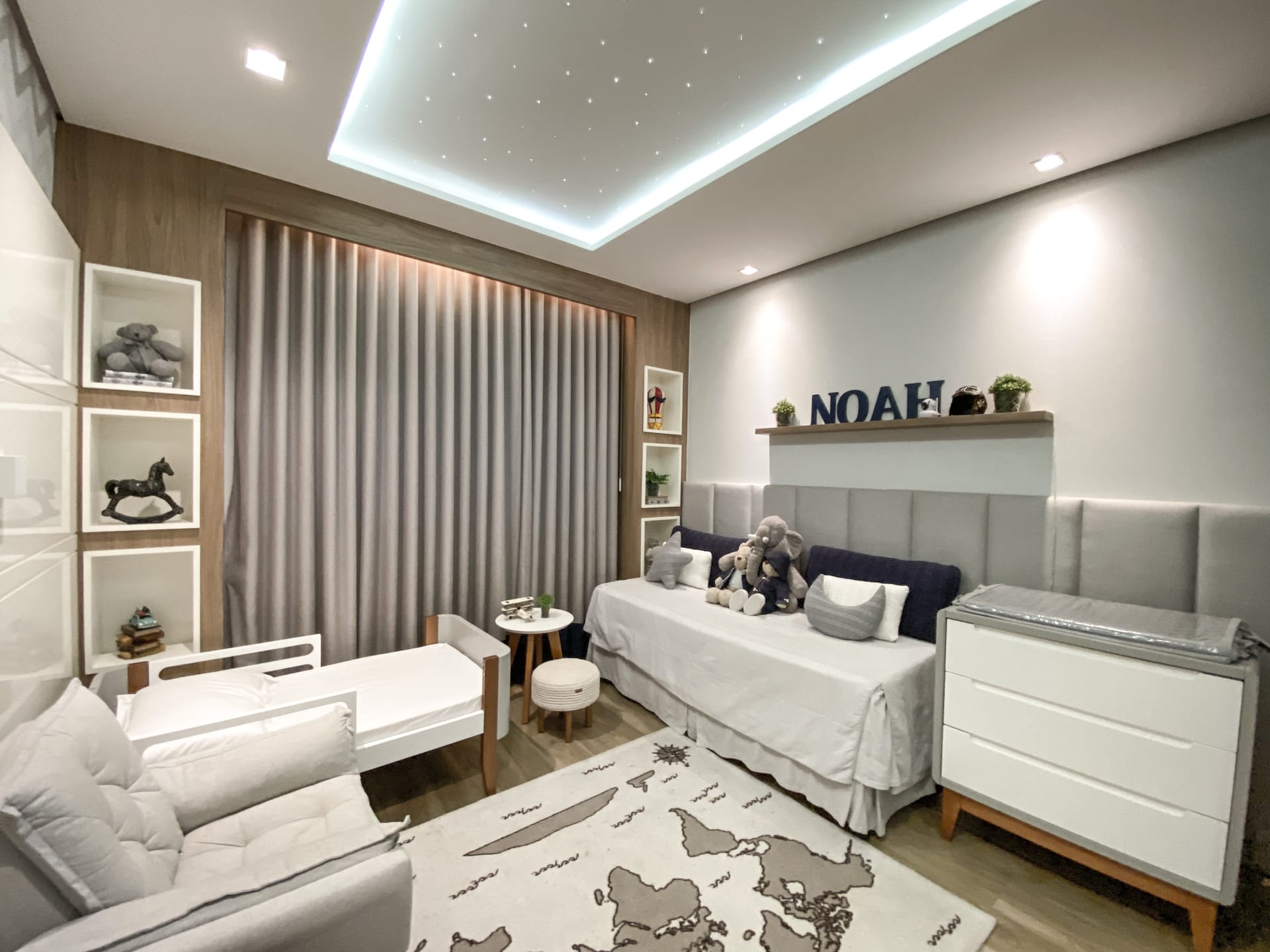 Casa venda e locação no Cond. Alphaville II, 300m² úteis, mobiliada, decorada com 4 quartos sendo 2 suítes e 2 demi-suites, piscina, hidromassage