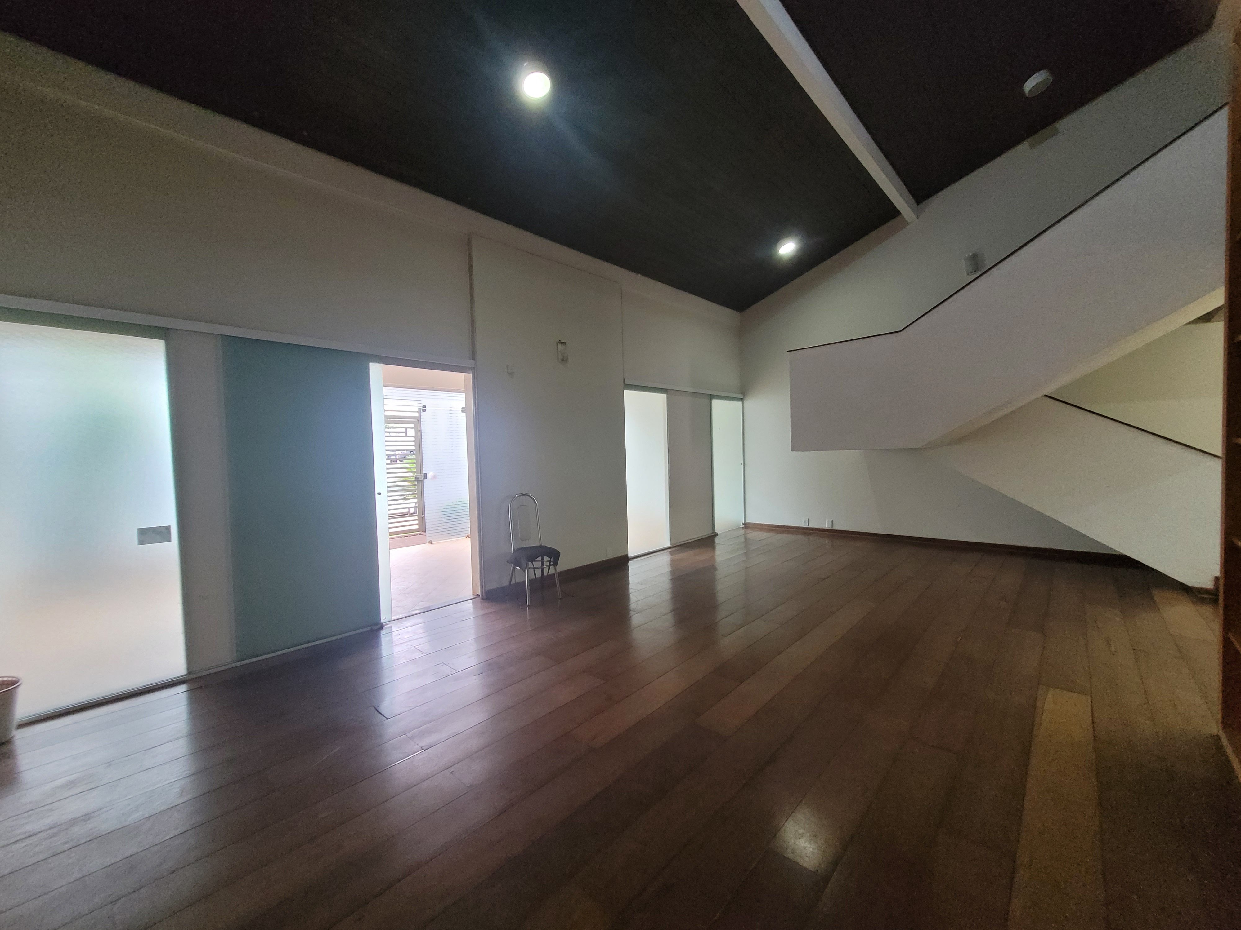 Sobrado à venda, 438m², 5 quartos sendo 3 suítes, 4 banheiros, 4 vagas de garagem no centro de Londrina, PR