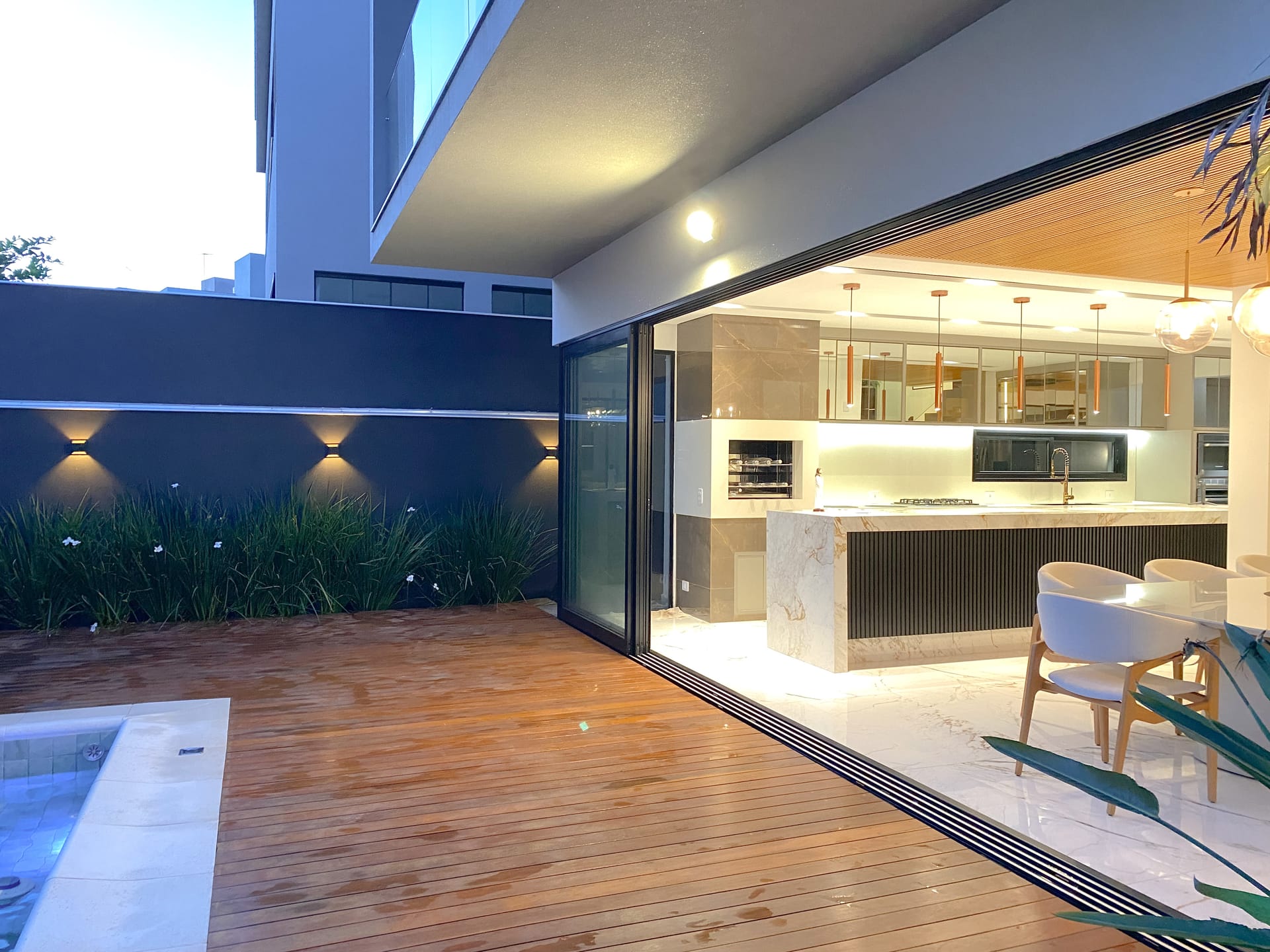 Sobrado à Venda, 302m² úteis,  3 suítes, decorado no Cond.Vivenda Vivendas do Arvoredo, Londrina, PR