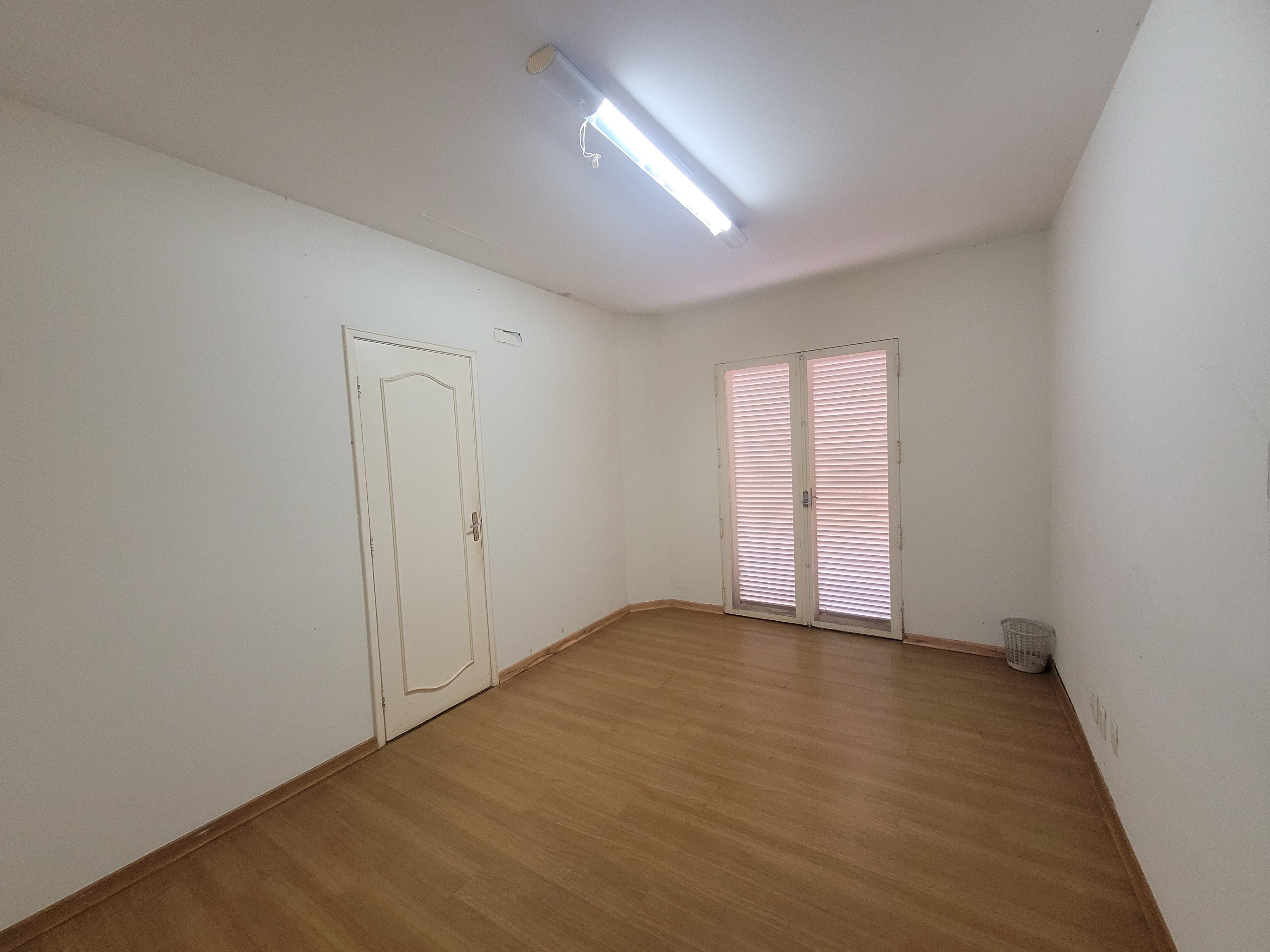 Sobrado à venda, 438m², 5 quartos sendo 3 suítes, 4 banheiros, 4 vagas de garagem no centro de Londrina, PR