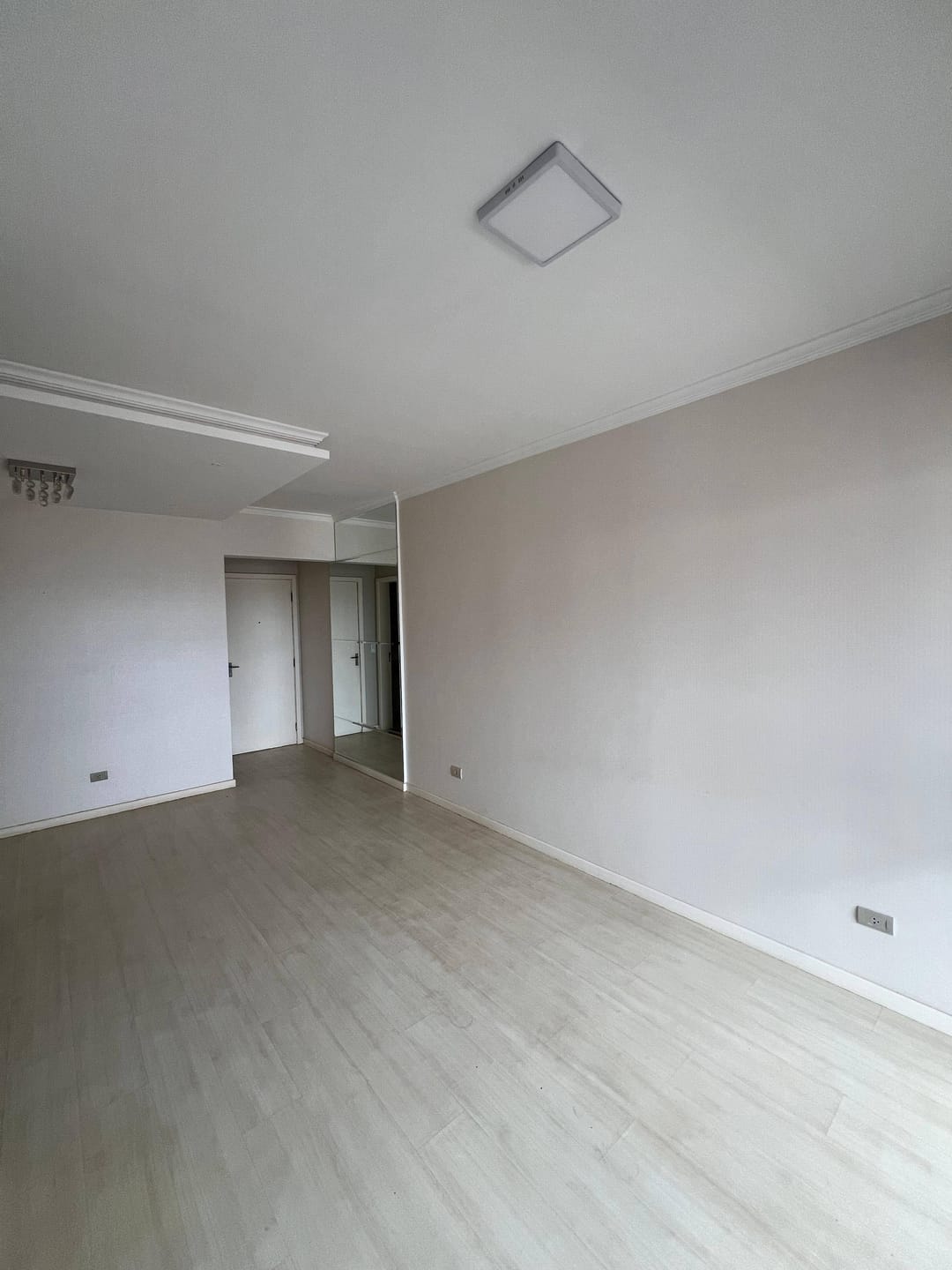 Apartamento à venda, Edifício Porto Belo, 83m² úteis, 3 quartos (1 suíte), sol da manhã, andar alto - San Remo, Londrina, PR