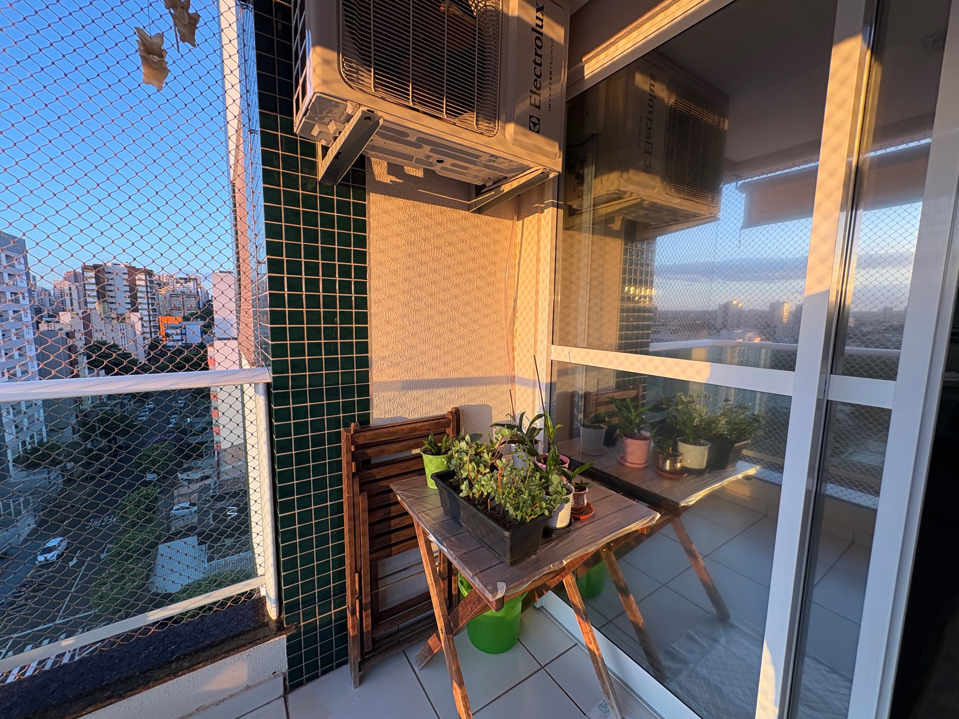 Apartamento à venda, Residencial Ibiza, 2 quartos sendo 1 suíte, andar alto, sacada com churrasqueira, Vila Ipiranga, Londrina, PR