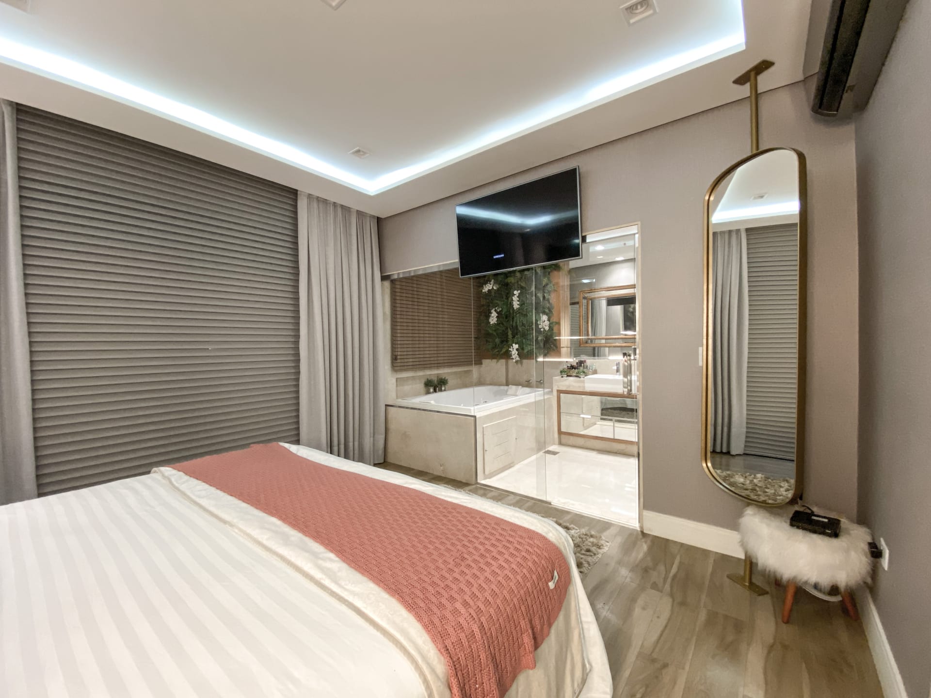Casa venda e locação no Cond. Alphaville II, 300m² úteis, mobiliada, decorada com 4 quartos sendo 2 suítes e 2 demi-suites, piscina, hidromassage