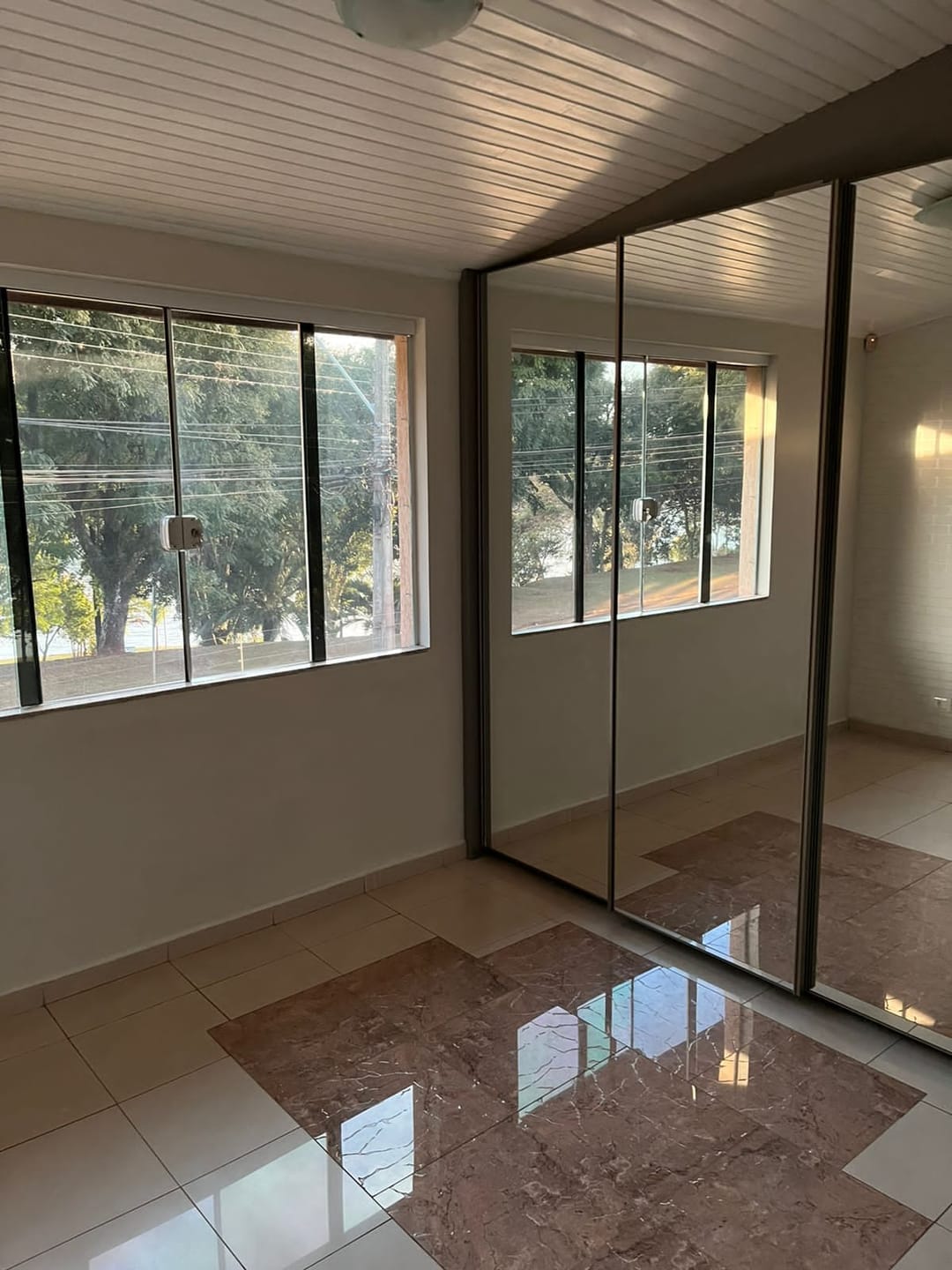 Casa Residencial ou Comercial de 400 m² para venda, 05 quartos (sendo 2 suítes) piscina, de frente para o lago Igapó 1 -Bairro Canaã, Londrina, P