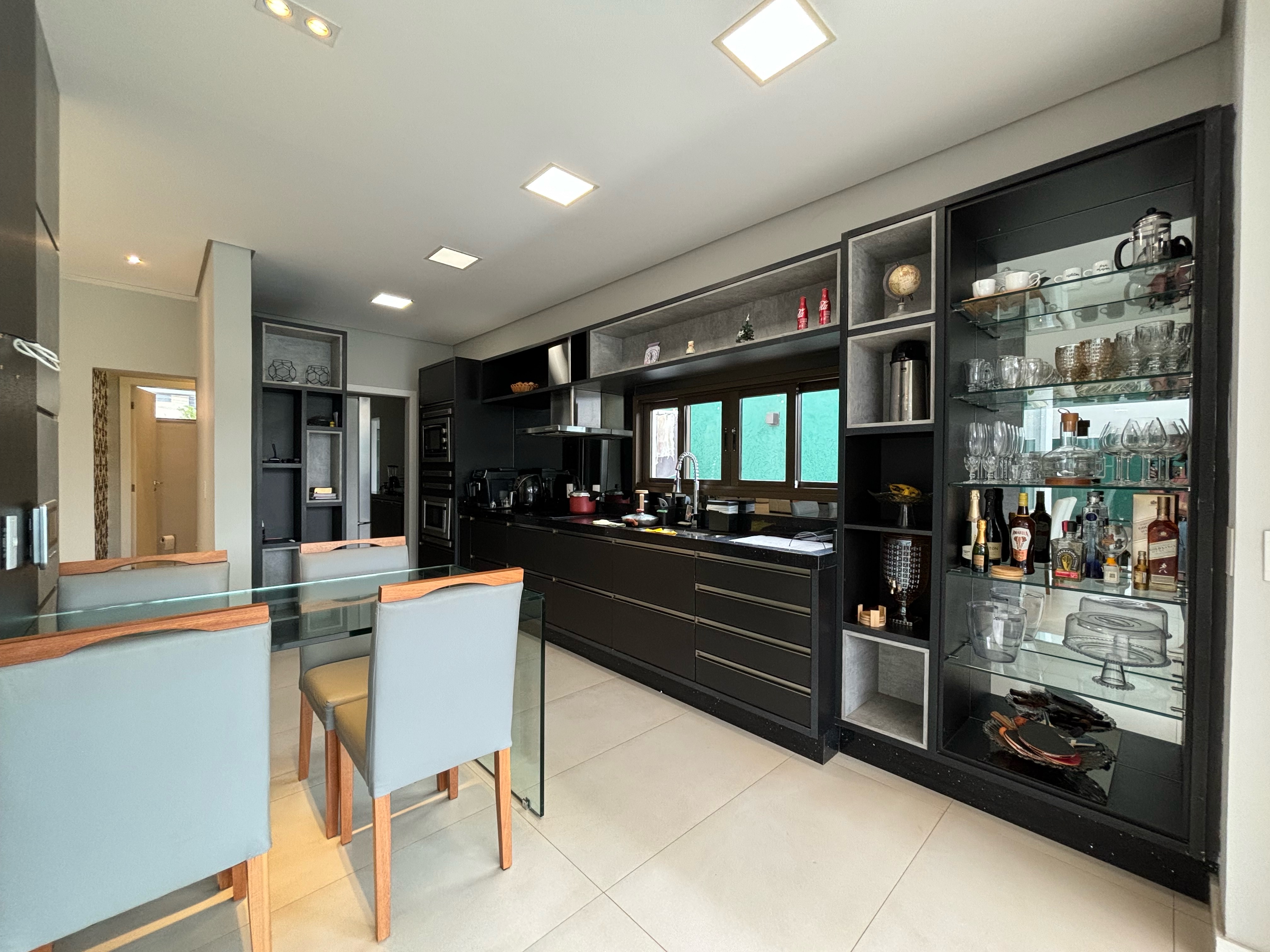 Sobrado à venda e locação,  500m², 4 quartos (sendo 2 suítes), 6 banheiros, 4 vagas de garagem, Mediterrâneo - Londrina, PR