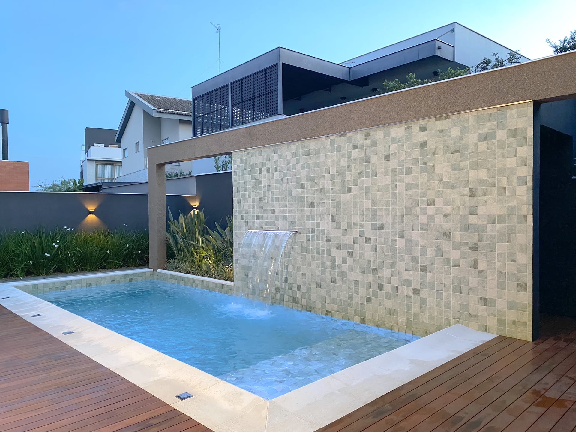 Sobrado à Venda, 302m² úteis,  3 suítes, decorado no Cond.Vivenda Vivendas do Arvoredo, Londrina, PR