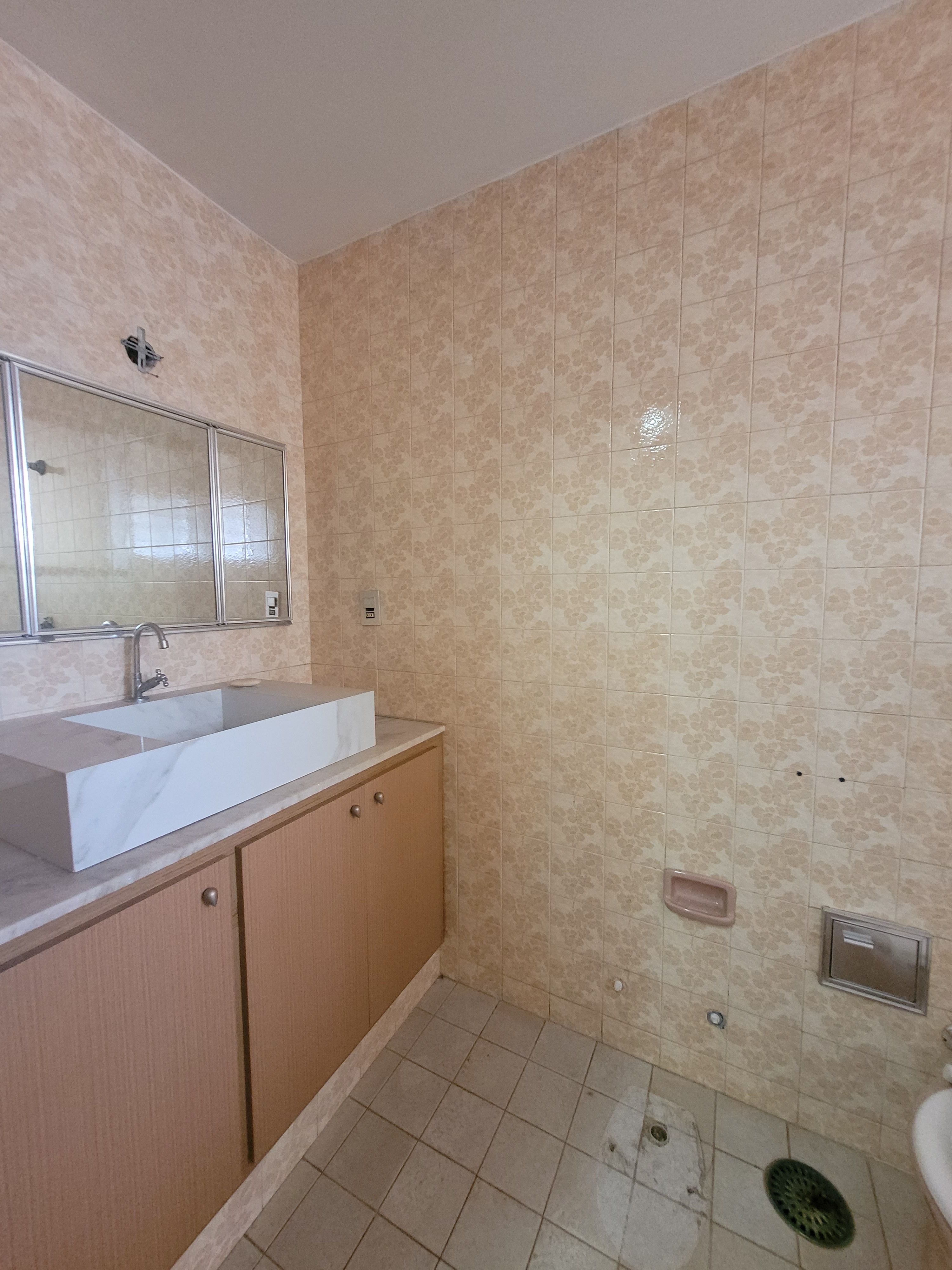 Sobrado à venda, 438m², 5 quartos sendo 3 suítes, 4 banheiros, 4 vagas de garagem no centro de Londrina, PR