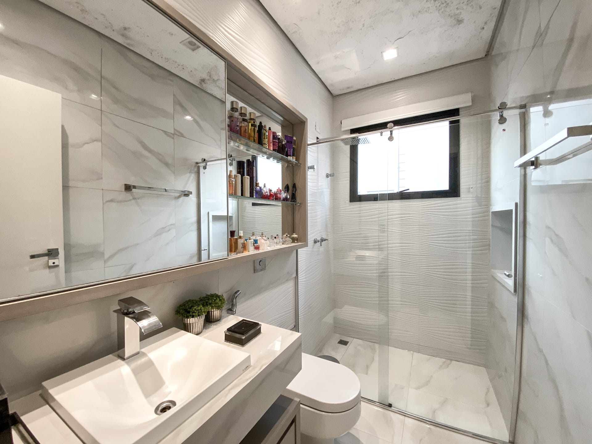 Casa venda e locação no Cond. Alphaville II, 300m² úteis, mobiliada, decorada com 4 quartos sendo 2 suítes e 2 demi-suites, piscina, hidromassage