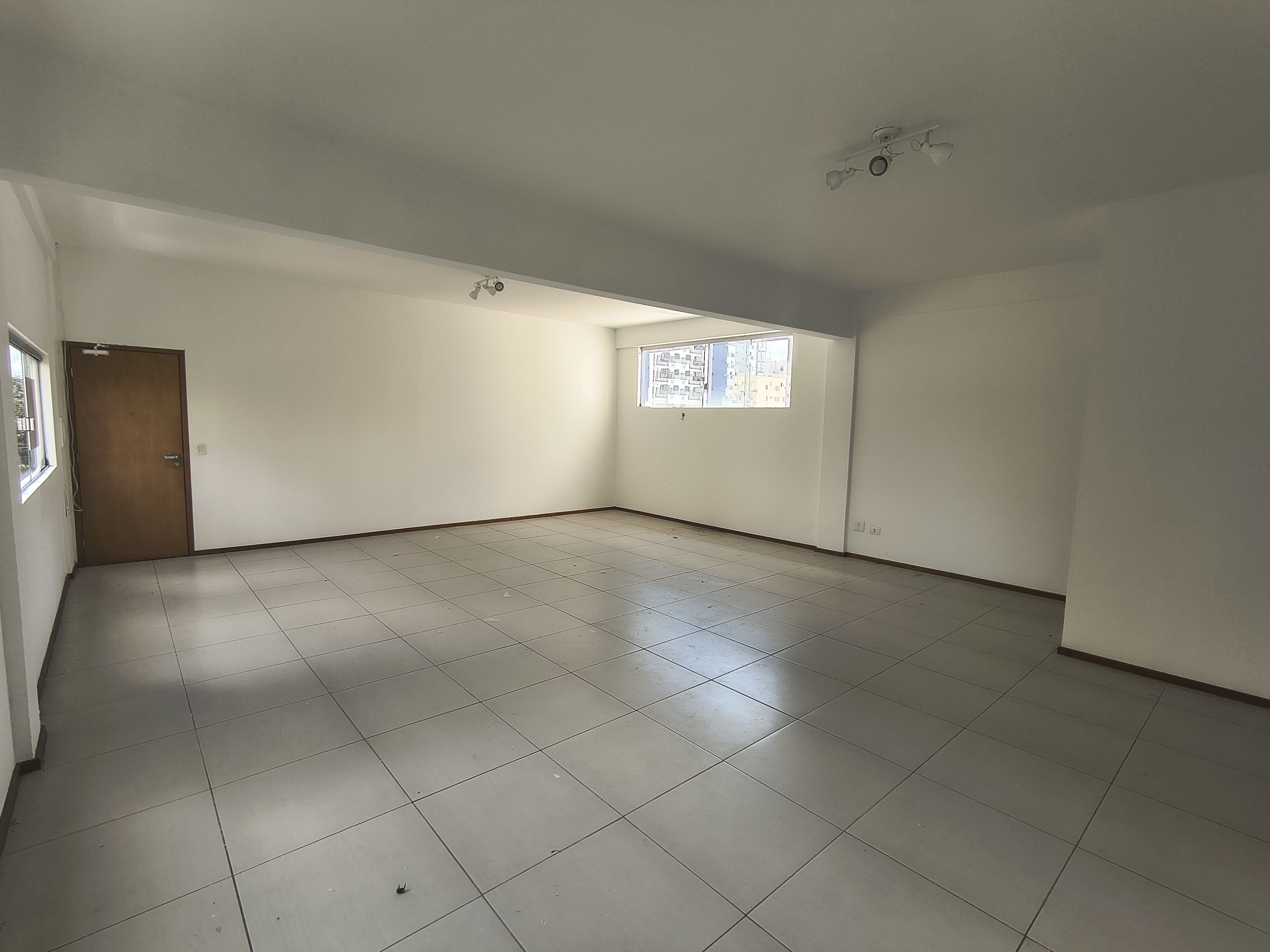 Sala para locação, Rua Pará, centro, 100M² úteis, 2 banheiros. Londrina-PR