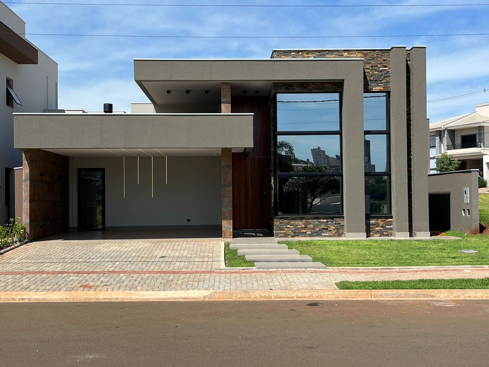 Casa à 173m² venda/3 suítes (sendo 1 master com closet)Piscina/4 vagas - Condomínio Legend Santa Rosa, Londrina, PR