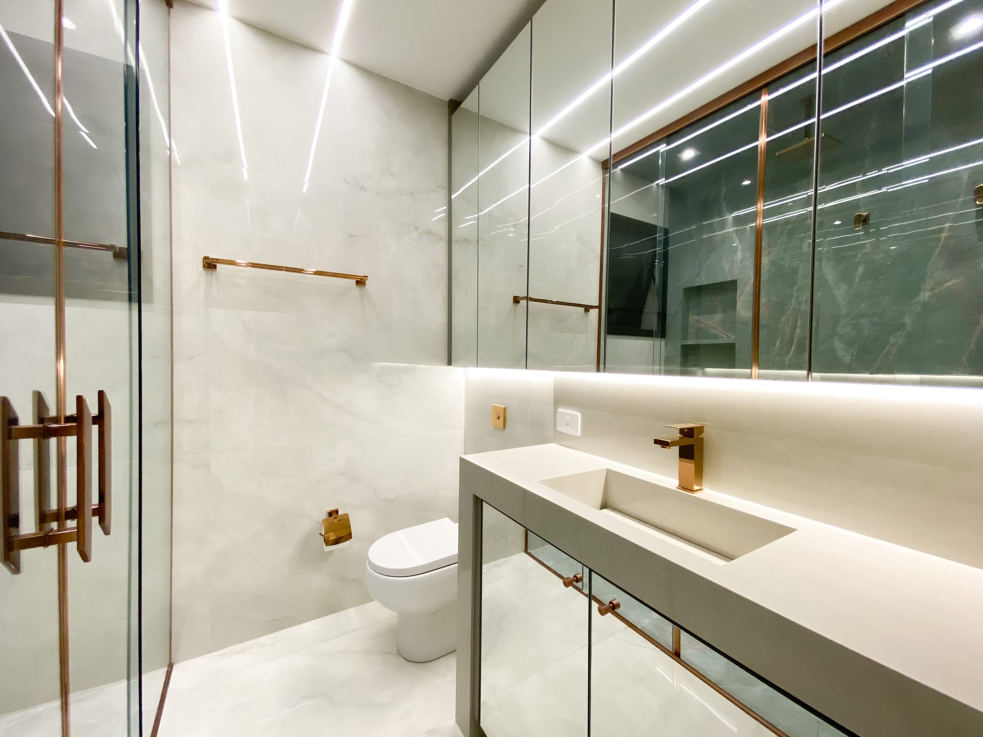Sobrado à Venda, 302m² úteis,  3 suítes, decorado no Cond.Vivenda Vivendas do Arvoredo, Londrina, PR