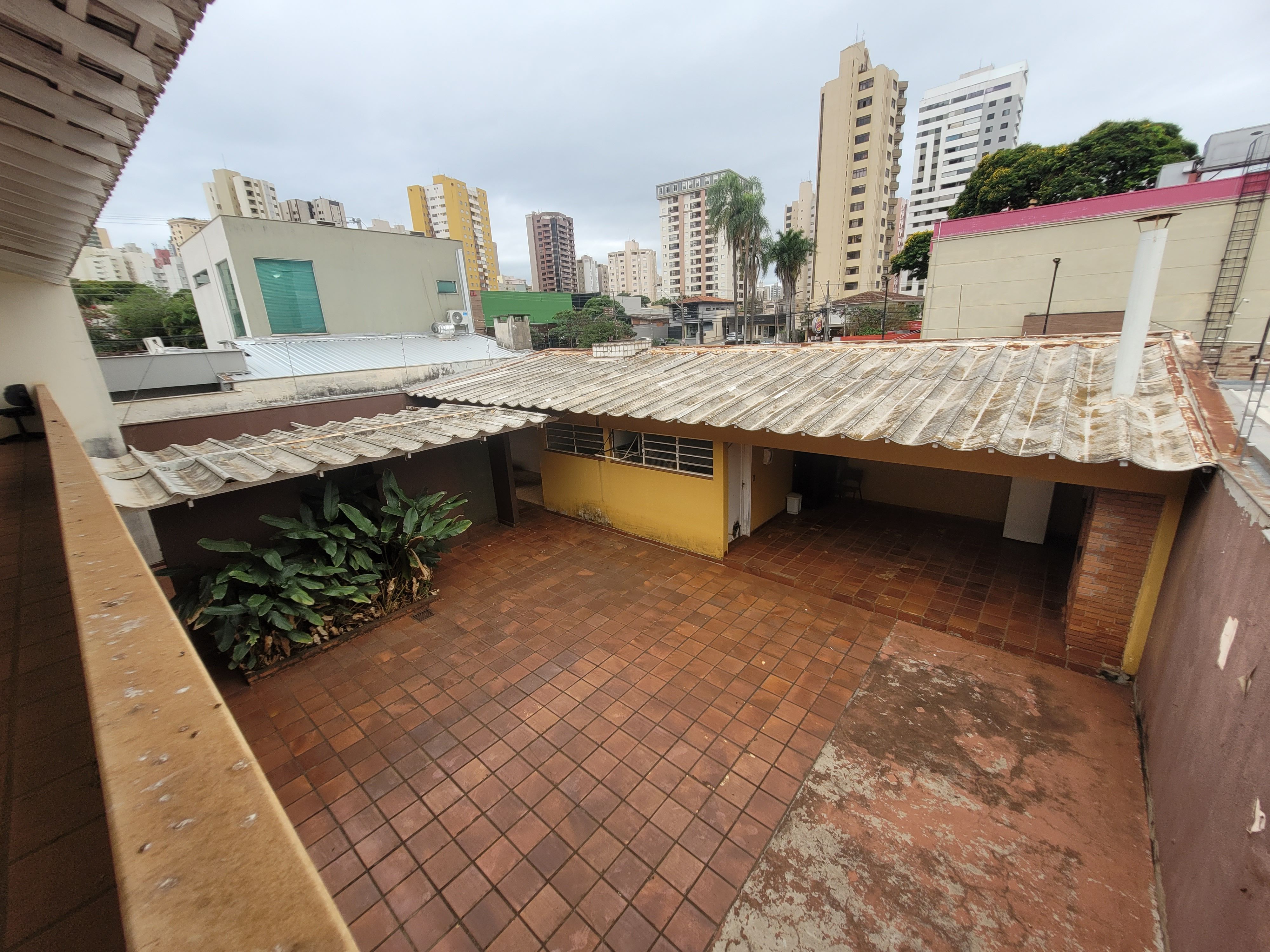 Sobrado à venda, 438m², 5 quartos sendo 3 suítes, 4 banheiros, 4 vagas de garagem no centro de Londrina, PR