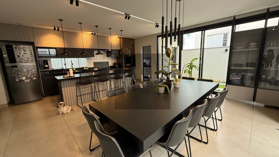 Sobrado à venda, 4 quartos sendo 3 suites, 250 m², Royal Maison, Londrina, PR