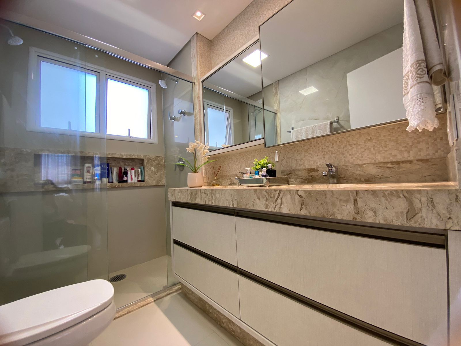 Apartamento à Venda, Ed Kensington, 114m2 úteis,  3 quartos sendo 1 suíte, 3 vagas- Gleba Palhano - Londrina, PR