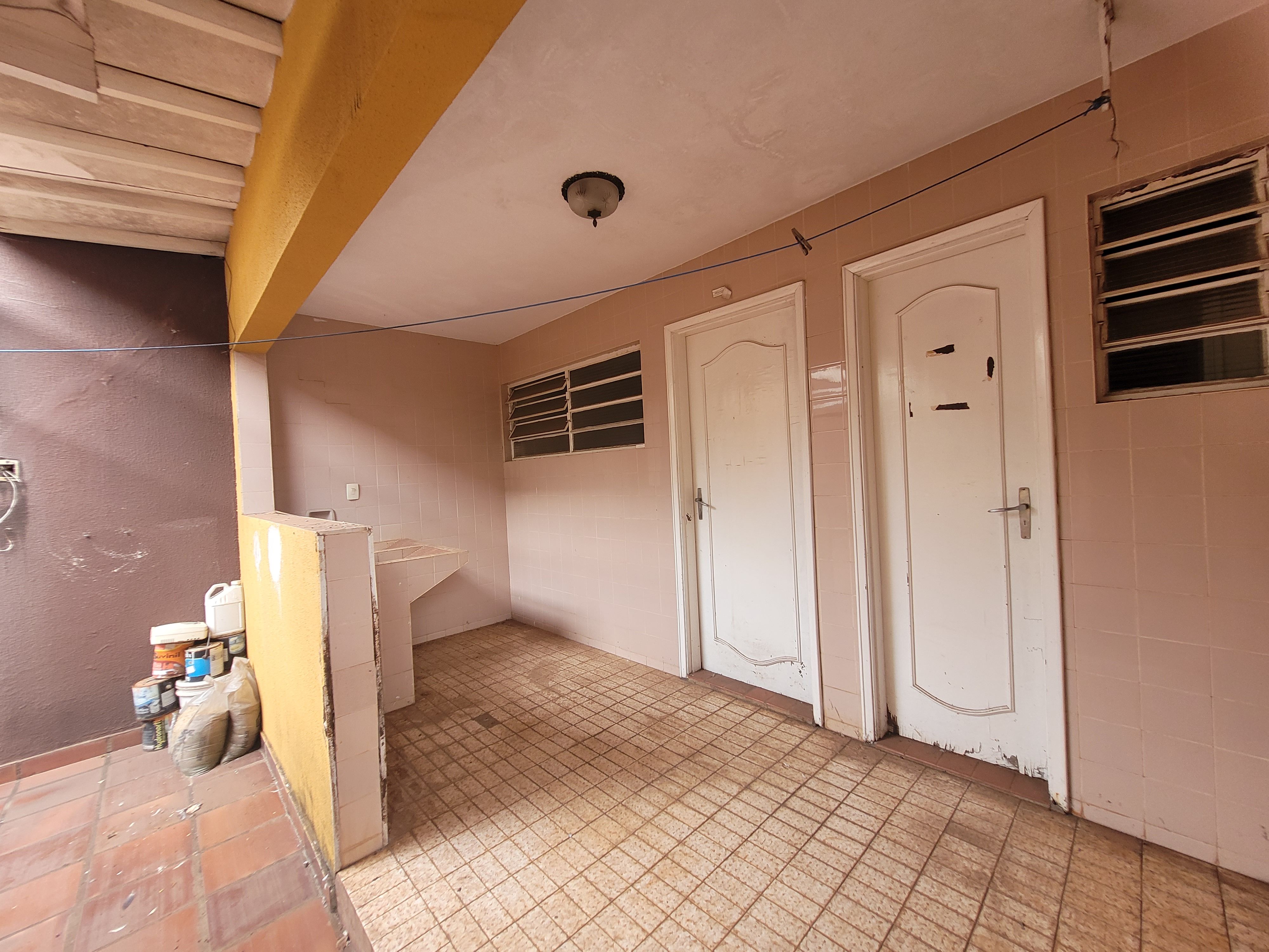 Sobrado à venda, 438m², 5 quartos sendo 3 suítes, 4 banheiros, 4 vagas de garagem no centro de Londrina, PR