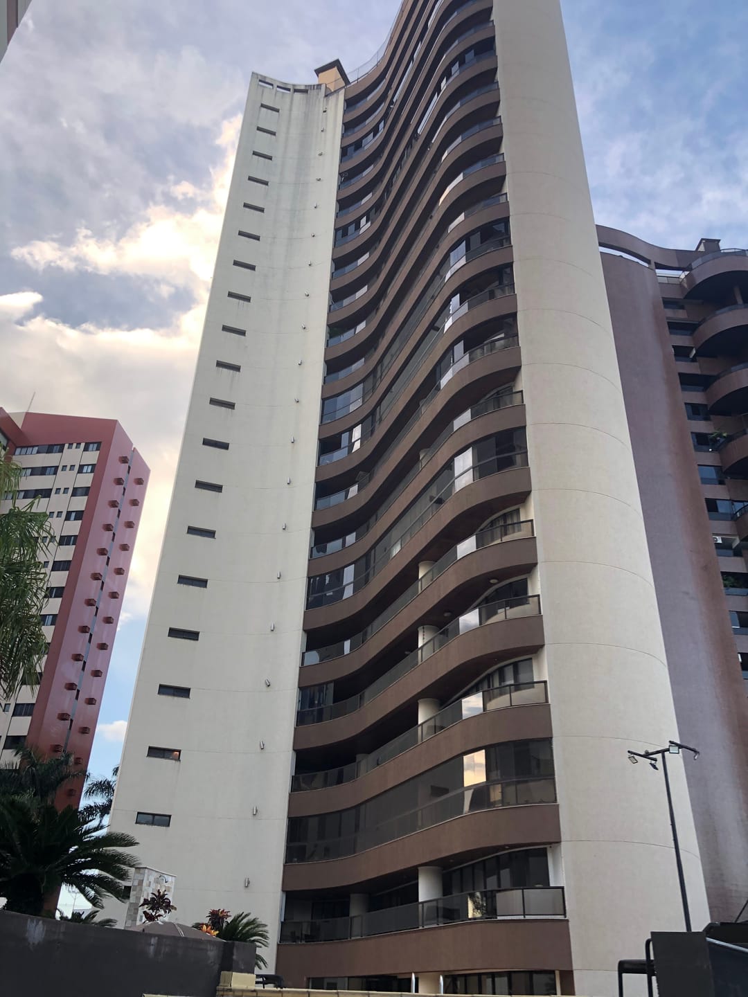 Apartamento à venda, Edifício London Lake, 263m² úteis, 2 suítes, ampla varanda com churrasqueira, 3 vagas - Caiçaras, Londrina, PR