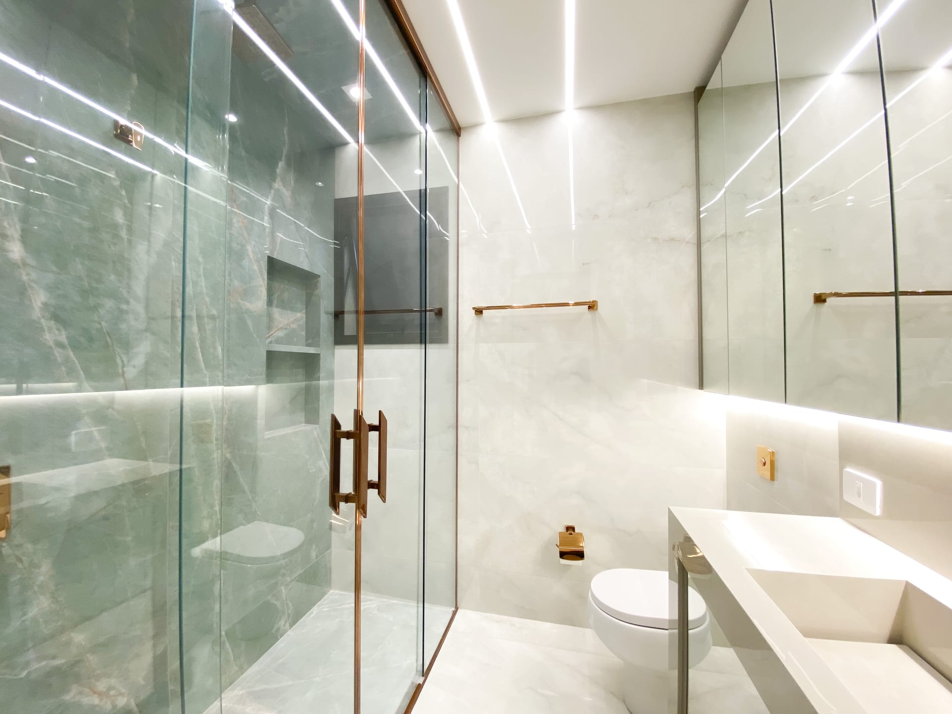 Sobrado à Venda, 302m² úteis,  3 suítes, decorado no Cond.Vivenda Vivendas do Arvoredo, Londrina, PR