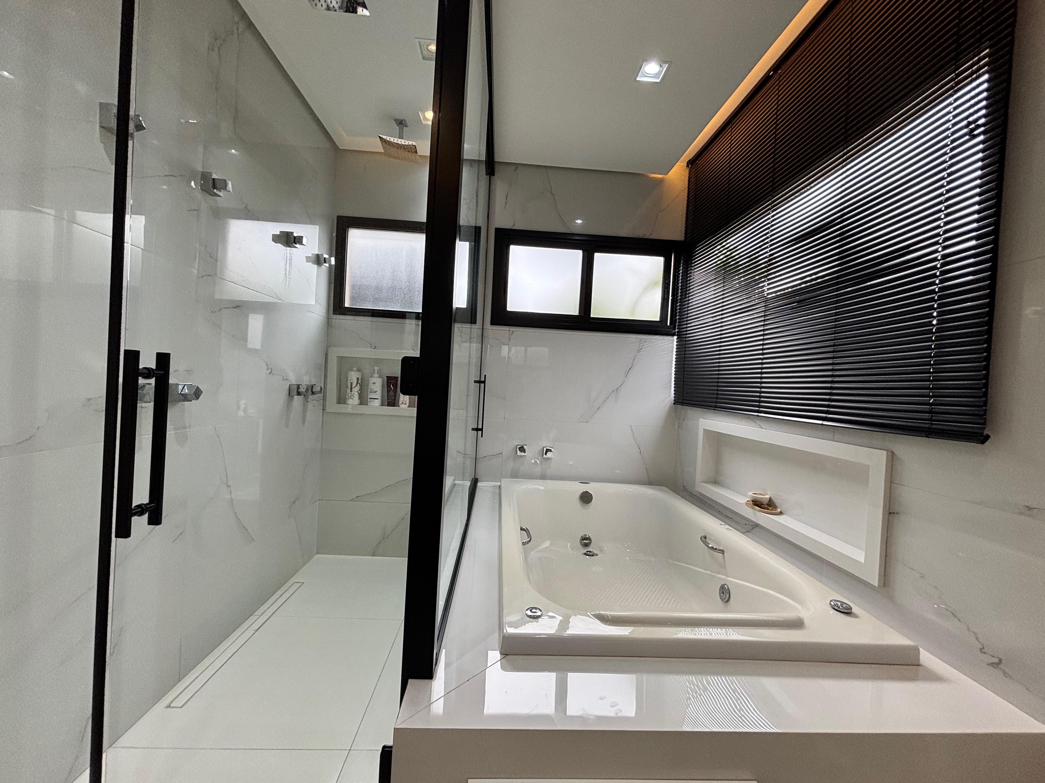 Casa térrea à venda, Condomínio Sun Lake, 249m² de construção, 3 suítes, 4 vagas  - Recanto do Salto, Londrina, PR