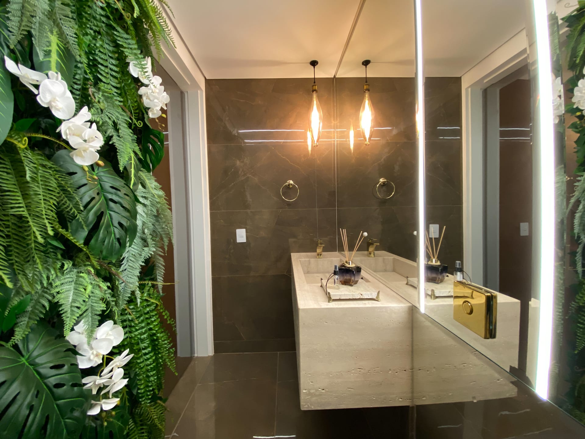 Sobrado à Venda, 302m² úteis,  3 suítes, decorado no Cond.Vivenda Vivendas do Arvoredo, Londrina, PR