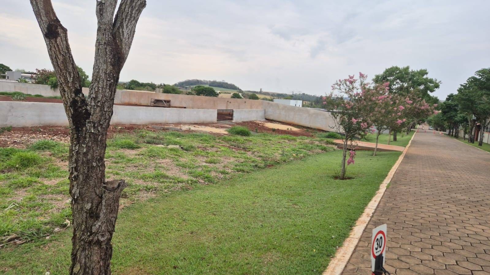 Terreno à venda, 2600 m2  Condomínio Estancia Bom Tempo, Murado e bem localizado, Londrina, PR