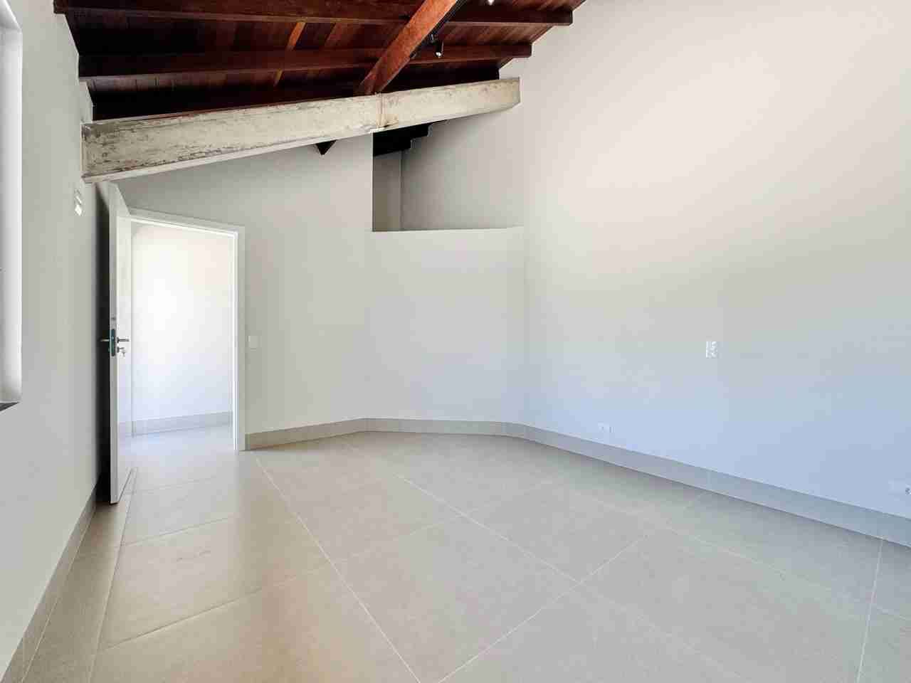 Casa à venda, alto padão, 3 pavimentos, aréa útil de 465M², 6 quartos (sendo 2 suítes e um suíte master) ,Mediterrâneo, Londrina, PR