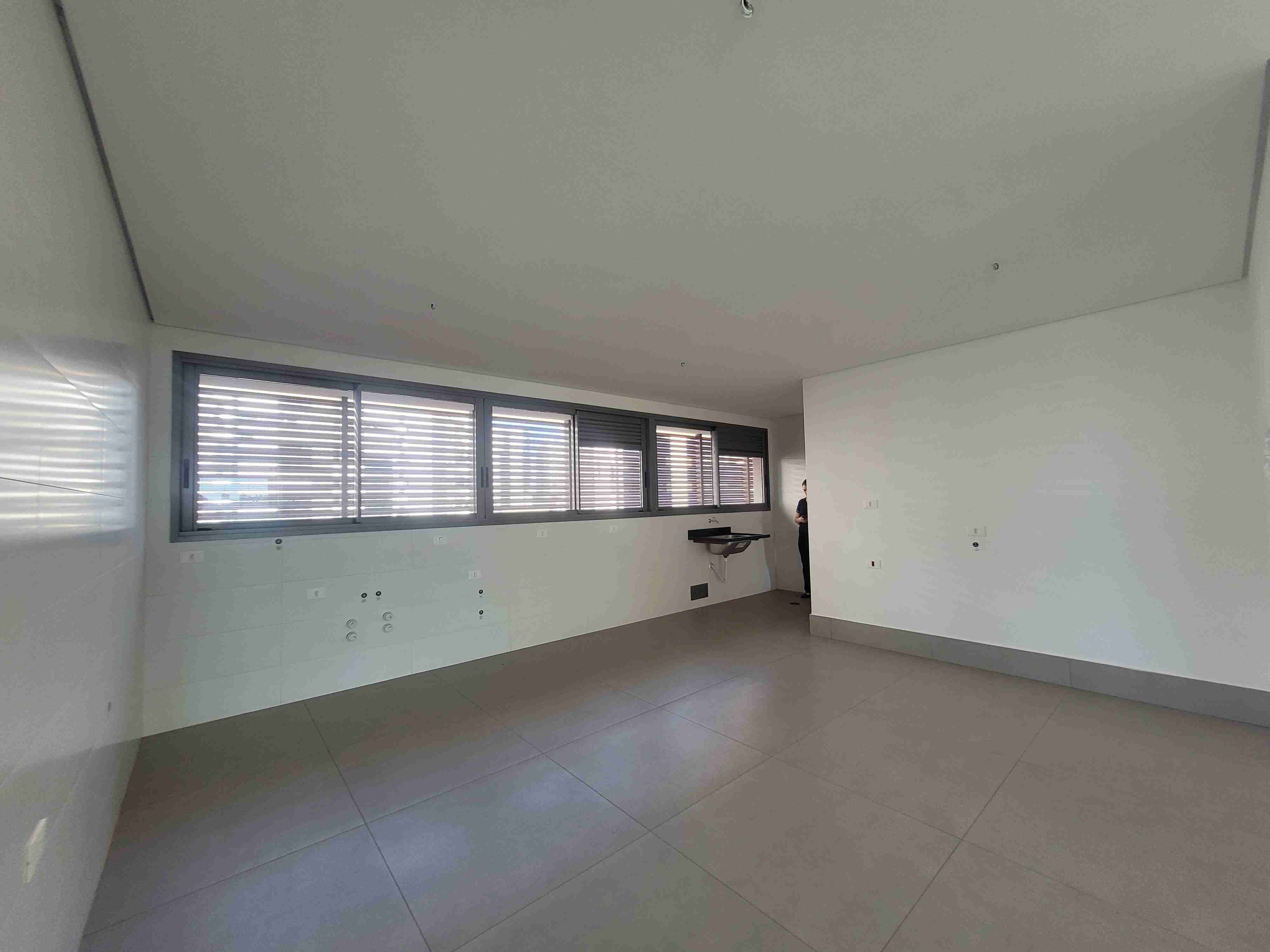 Apartamento à venda no Edifício Le Reve, 323m² úteis, 3 suítes, vista para o lago, 4 vagas - Gleba Palhano, Londrina, PR