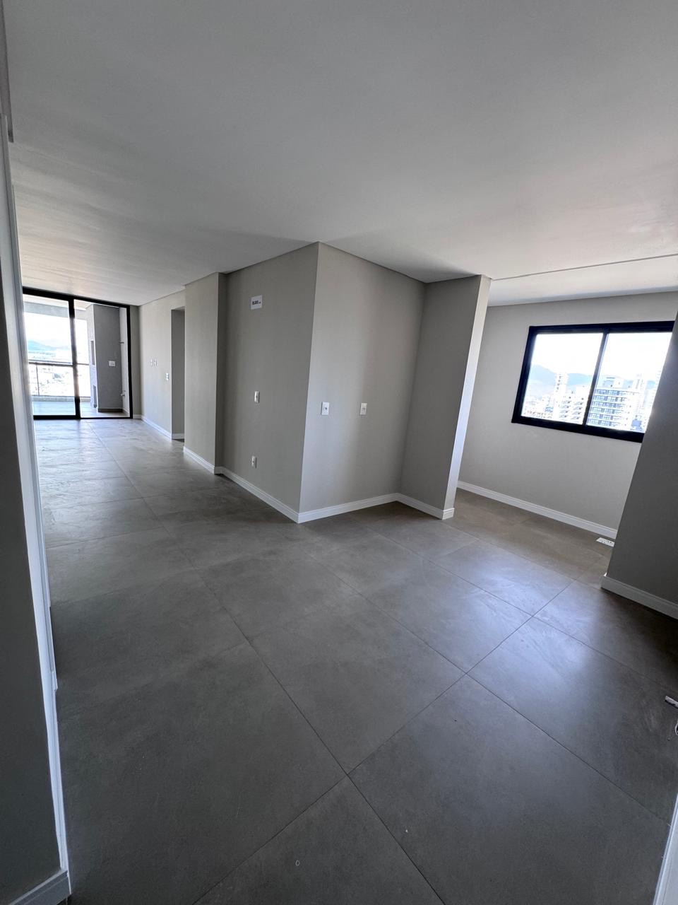 Apartamento no último andar com vista à montanha no litoral catarinense