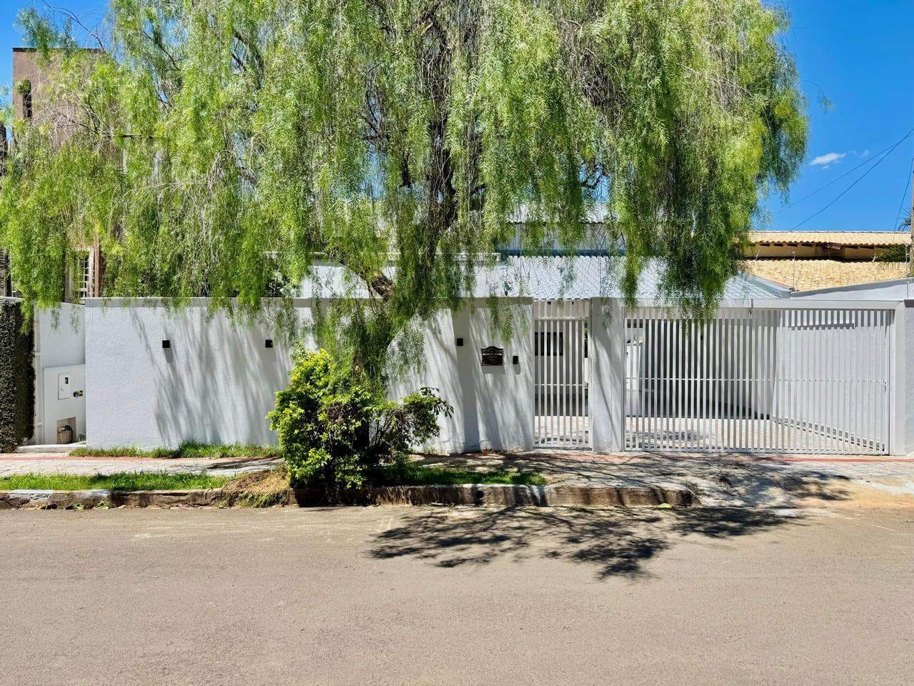 Casa à venda,  no Mediterrâneo, 467m² construção, 6 quartos sendo 3 suítes, 5 banheiros, 1 lavabo, 3 vagas, Londrina, PR