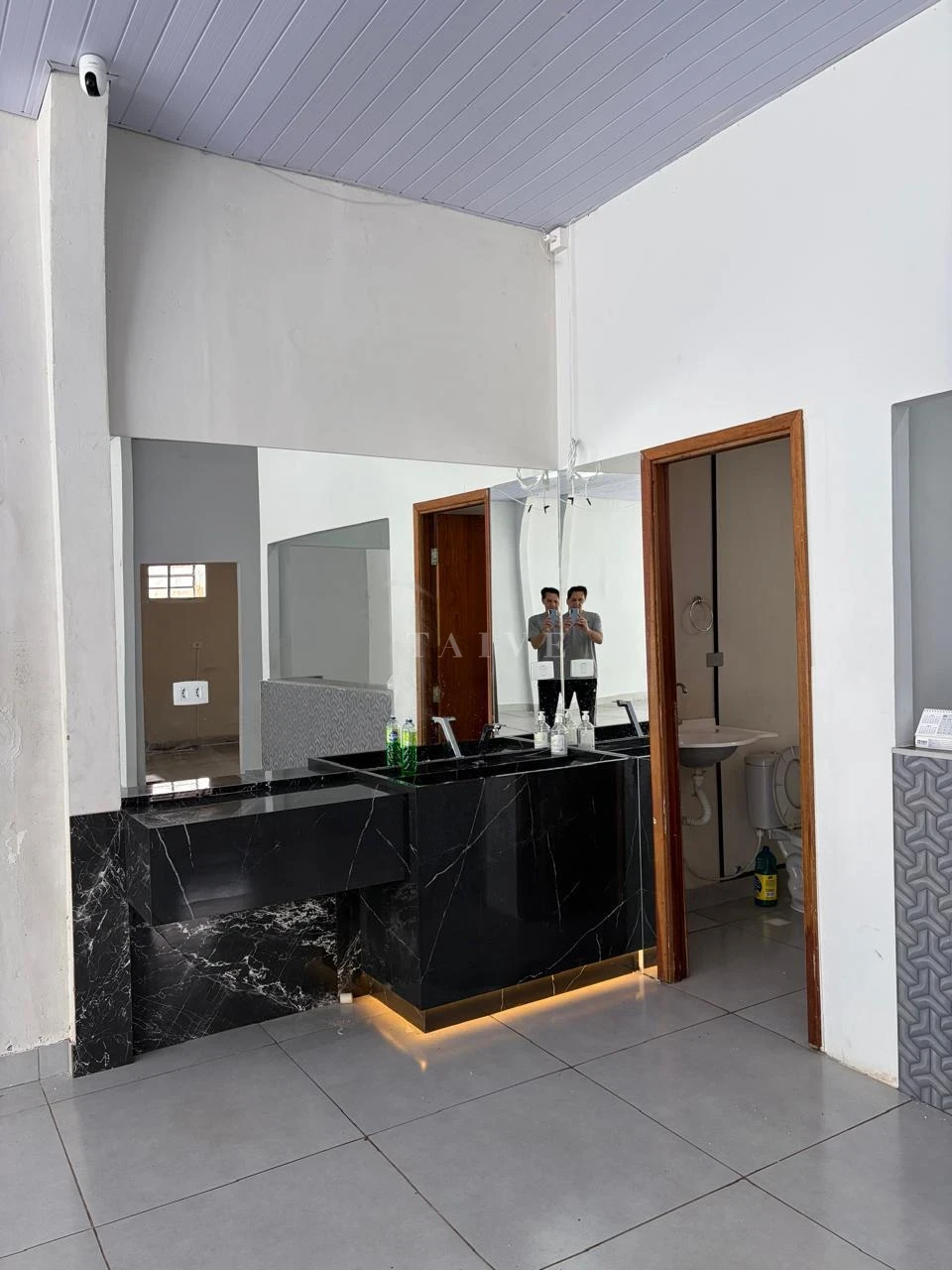 Imagens do imóveis Sala comercial de 741 m² para alugar na Avenida Tiradentes, Londrina/PR.