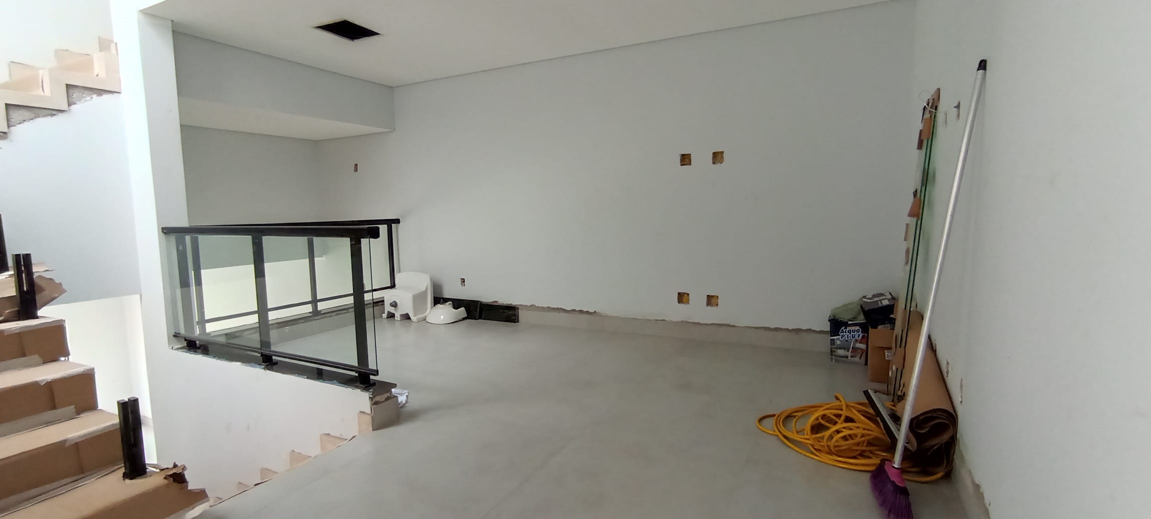 Sobrado à venda - 200m²/ 3 quartos / 3 suítes/ piscina - recém-construída  - próx av Faria Lima - Londrina/PR