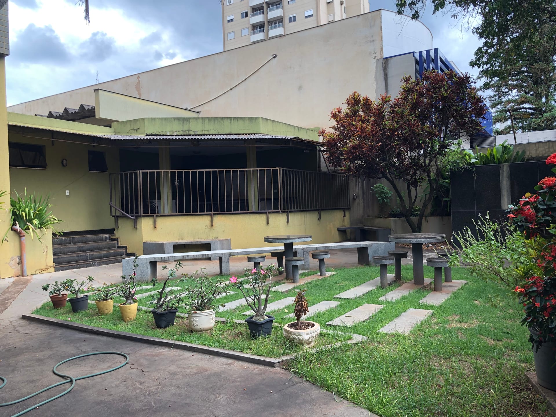 Apartamento à venda, Edifício Saint Simon, 57m² úteis, 1 quarto com suíte e closet, duplex, mobiliado - Centro, Londrina, PR