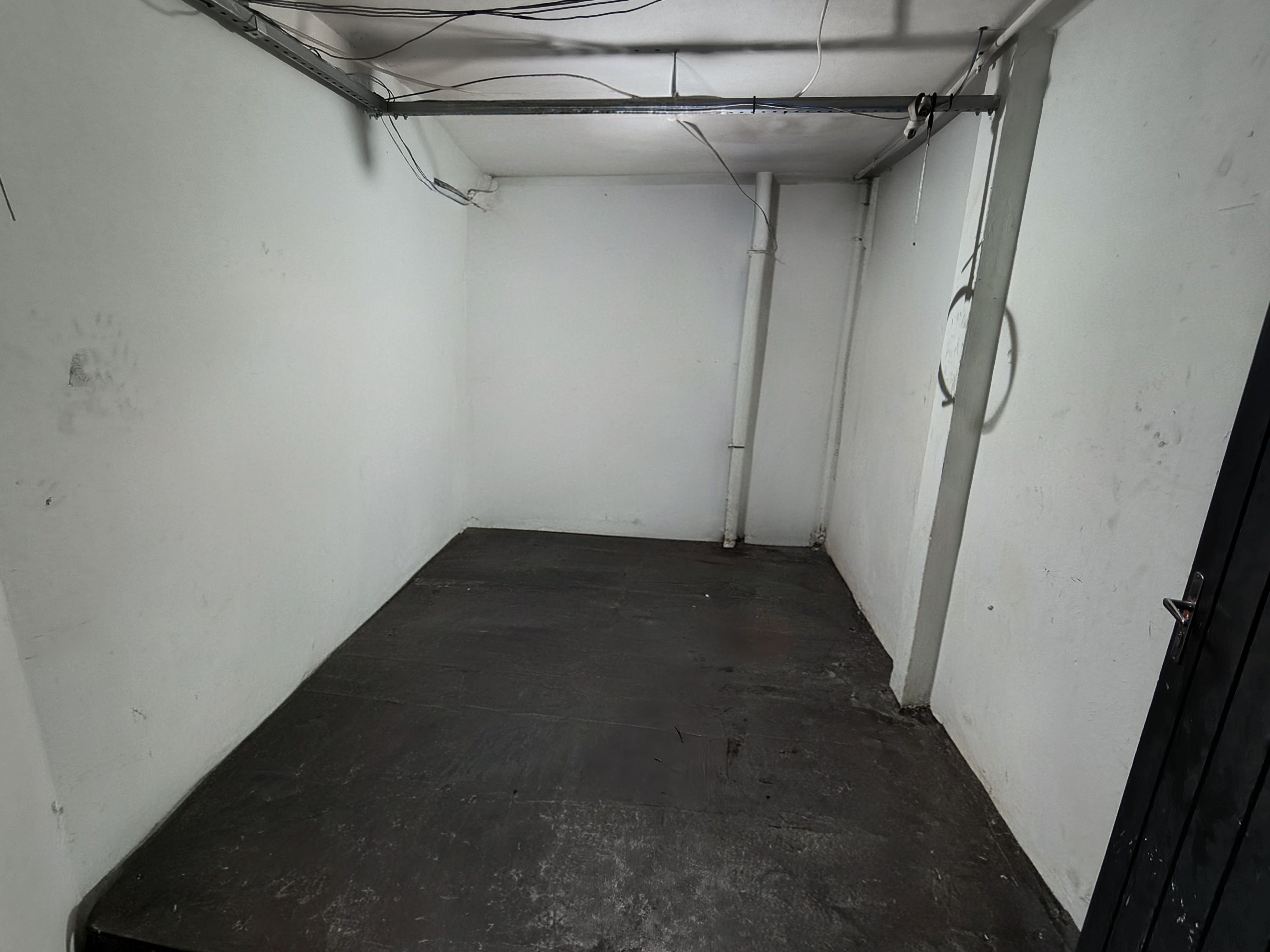 Barracão para locação, 997M² úteis, subsolo e mezanino, 28 garagens, 4 banheiros, Av.JK, Londrina-PR